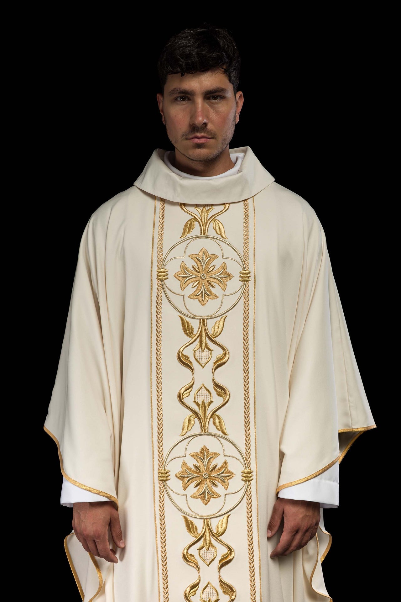 Ornat Liturgiczny Ecru z Haftowanym Krzyżem i Złotą Rozetą - SZATYLITURGICZNE.PL