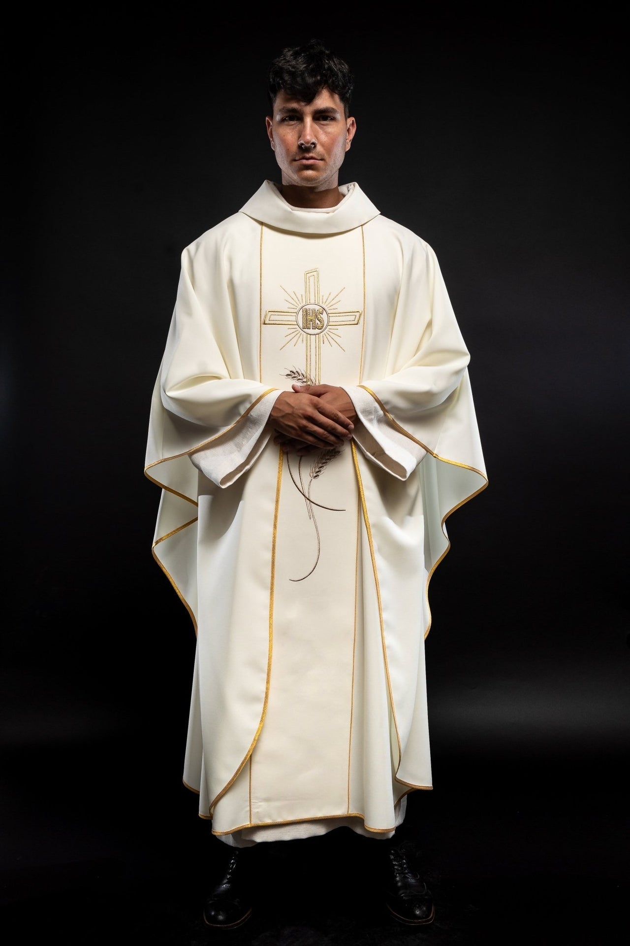 Ornat Liturgiczny Ecru z Haftowanym Krzyżem IHS - Polski Producent - SZATYLITURGICZNE.PL