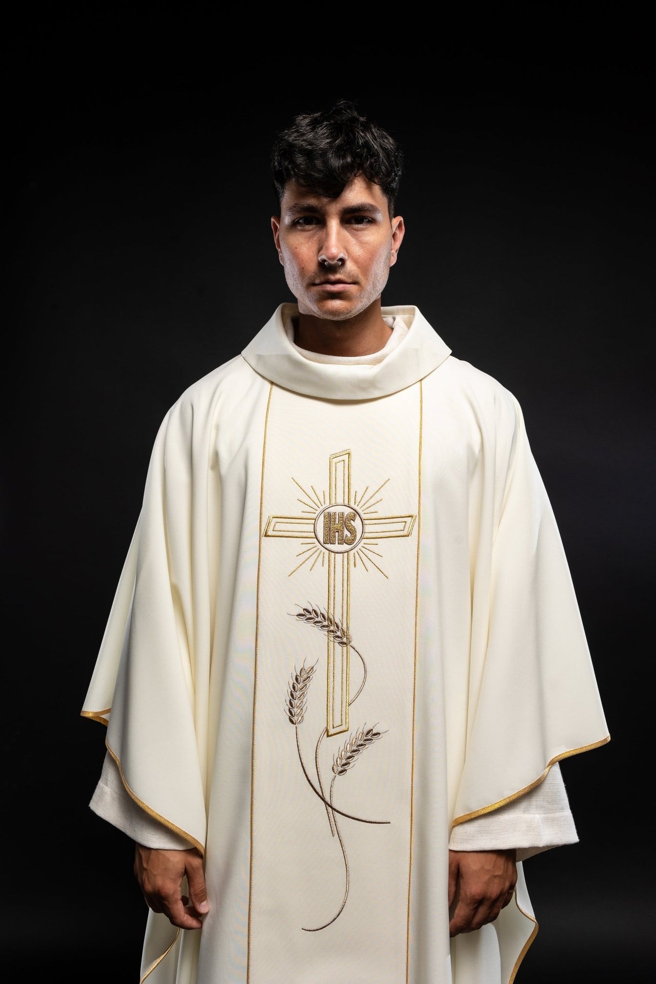 Ornat Liturgiczny Ecru z Haftowanym Krzyżem IHS - Polski Producent - SZATYLITURGICZNE.PL