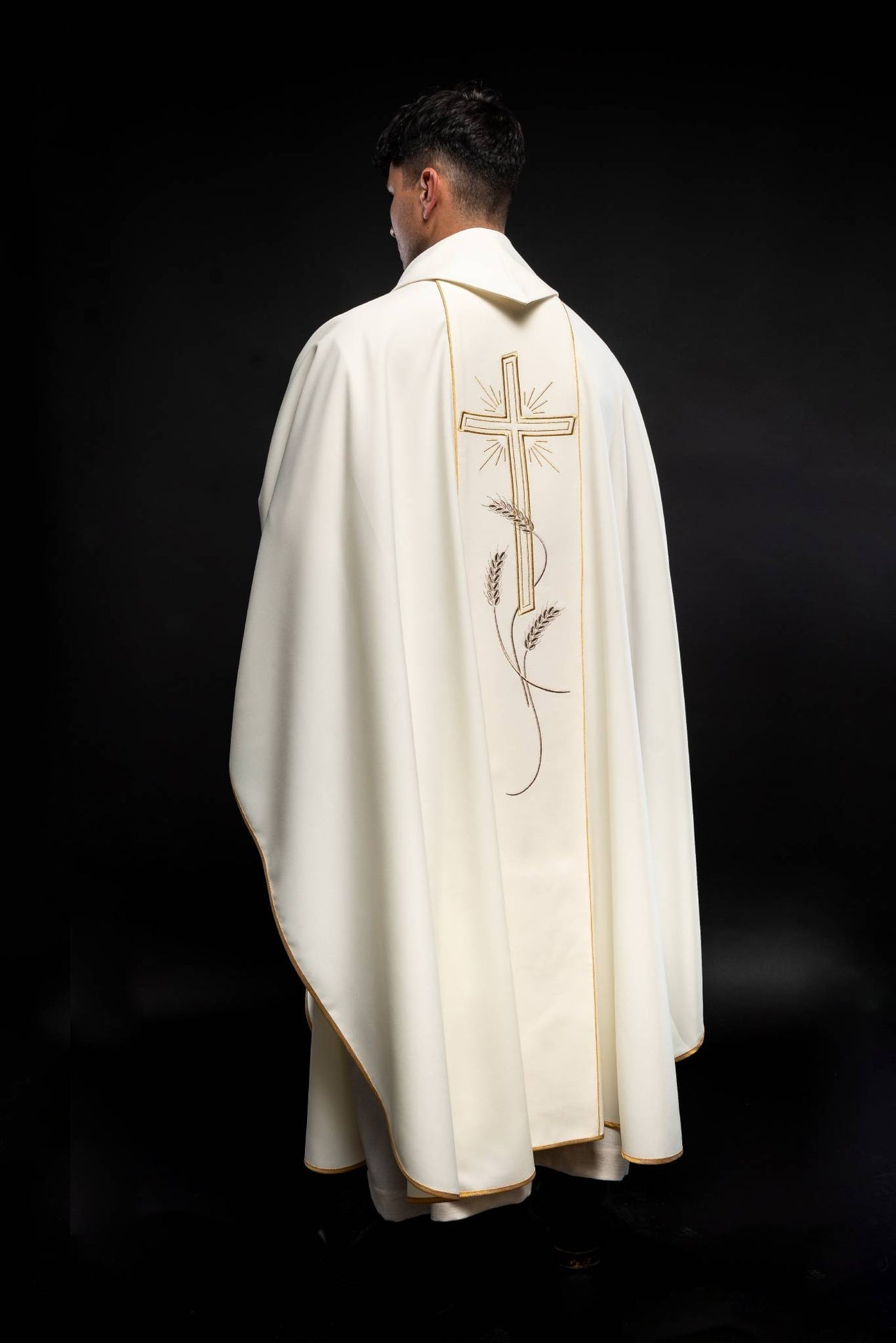 Ornat Liturgiczny Ecru z Haftowanym Krzyżem IHS - Polski Producent - SZATYLITURGICZNE.PL