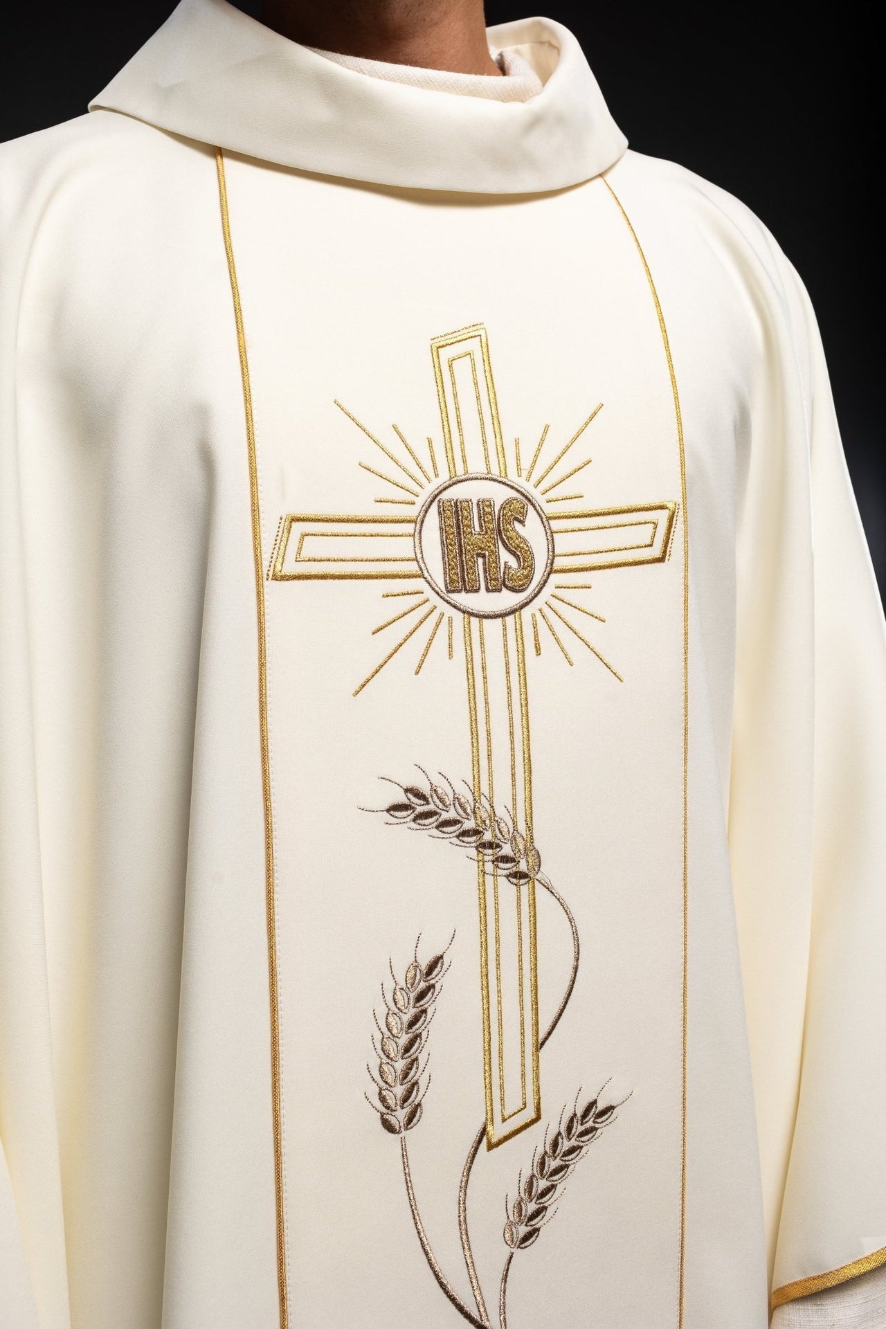 Ornat Liturgiczny Ecru z Haftowanym Krzyżem IHS - Polski Producent - SZATYLITURGICZNE.PL