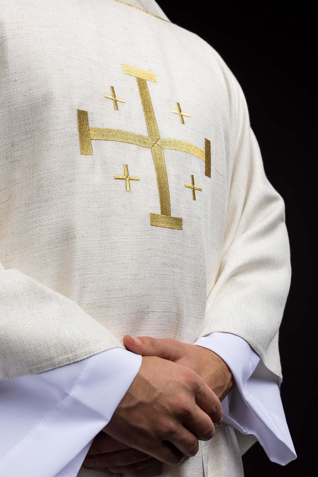 Ornat Liturgiczny Ecru z Haftowanym Krzyżem Jerozolimskim - SZATYLITURGICZNE.PL