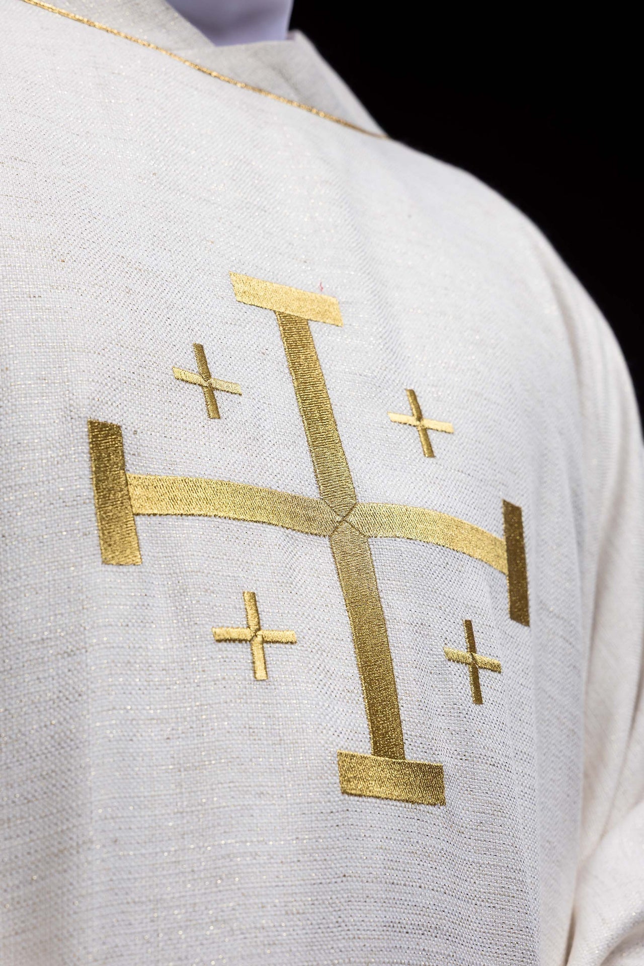 Ornat Liturgiczny Ecru z Haftowanym Krzyżem Jerozolimskim - SZATYLITURGICZNE.PL