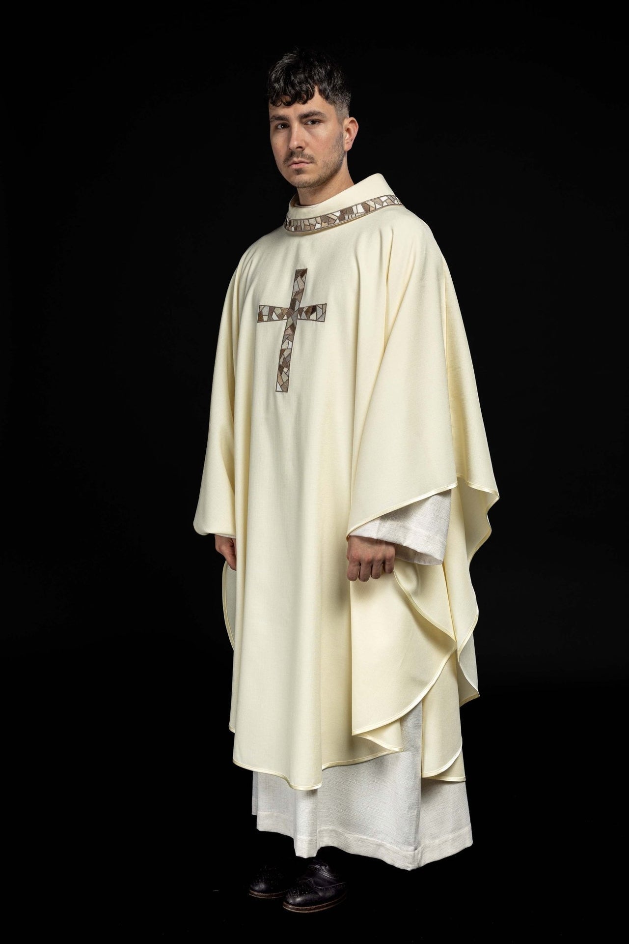 Ornat Liturgiczny Ecru z Haftowanym Krzyżem - Polski Producent - SZATYLITURGICZNE.PL