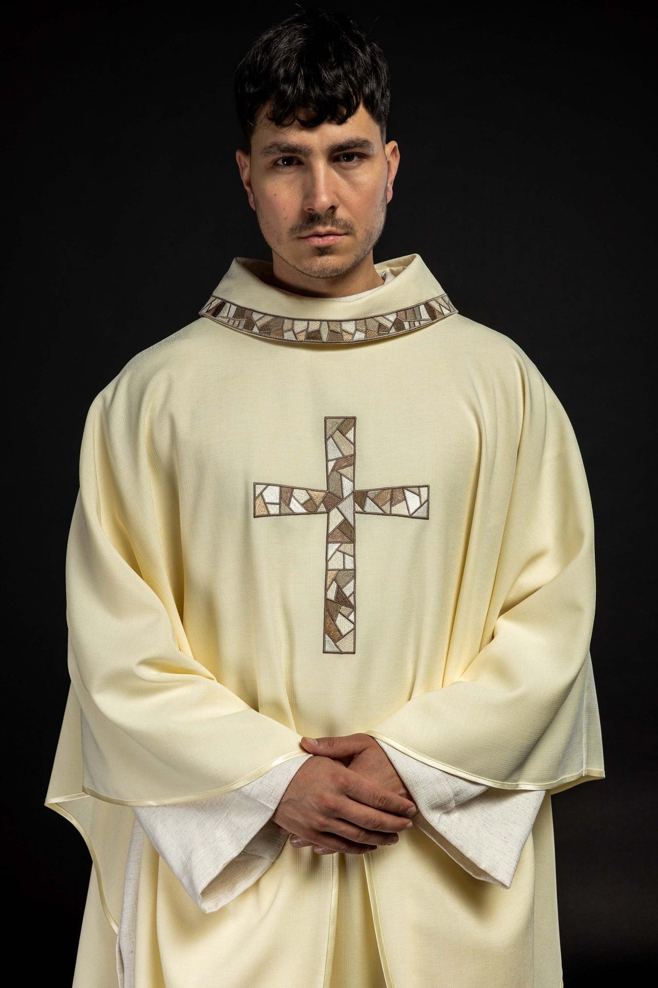 Ornat Liturgiczny Ecru z Haftowanym Krzyżem - Polski Producent - SZATYLITURGICZNE.PL