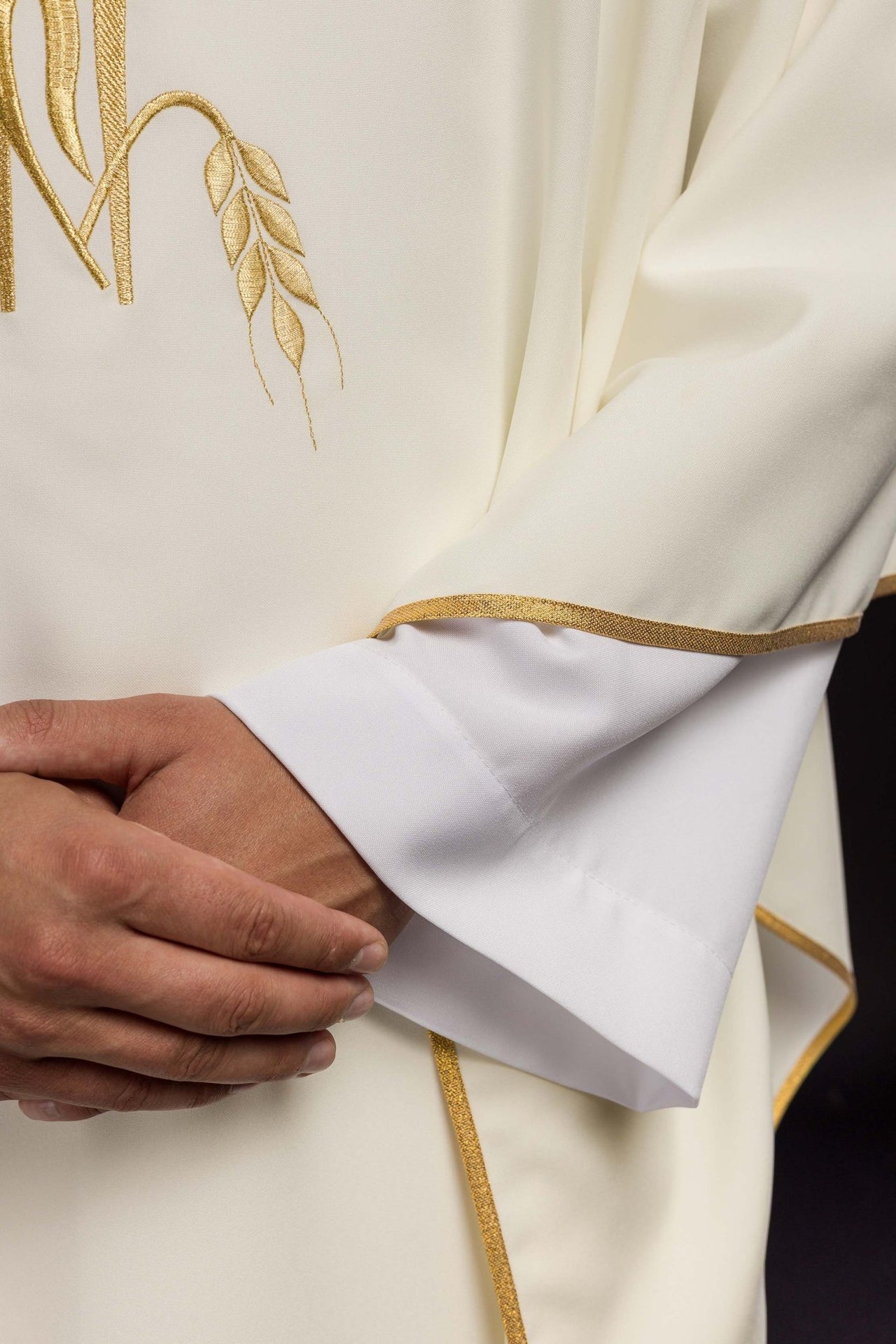 Ornat Liturgiczny Ecru z Haftowanym Krzyżem - Polski Producent - SZATYLITURGICZNE.PL
