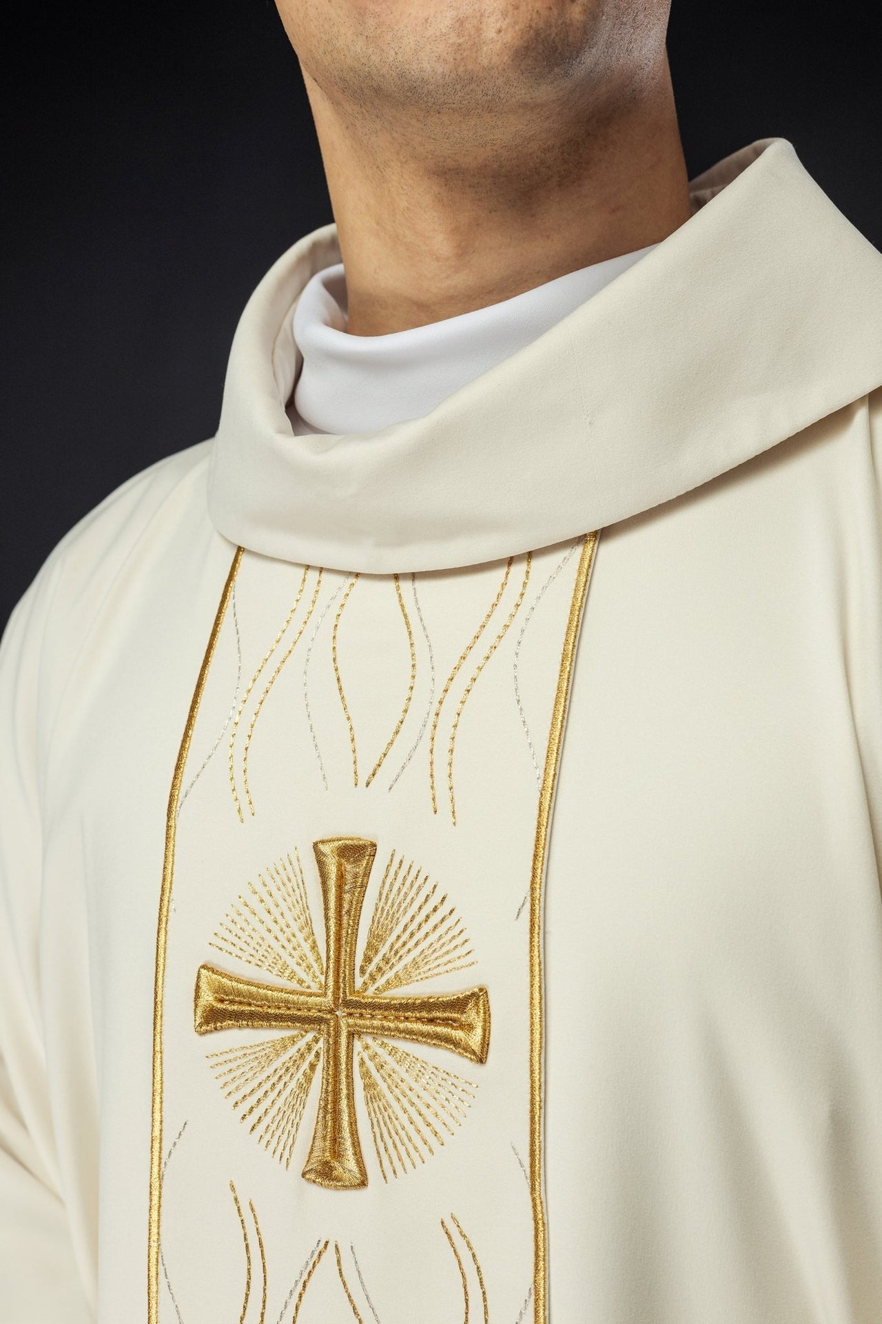 Ornat Liturgiczny Ecru z Haftowanym Krzyżem - Polski Producent - SZATYLITURGICZNE.PL