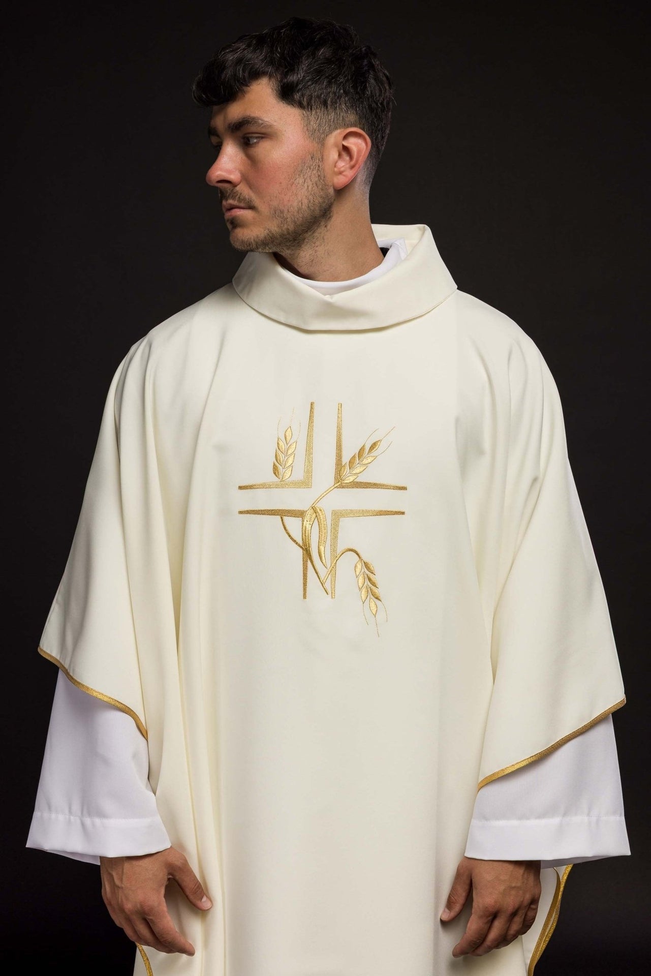 Ornat Liturgiczny Ecru z Haftowanym Krzyżem - Polski Producent - SZATYLITURGICZNE.PL