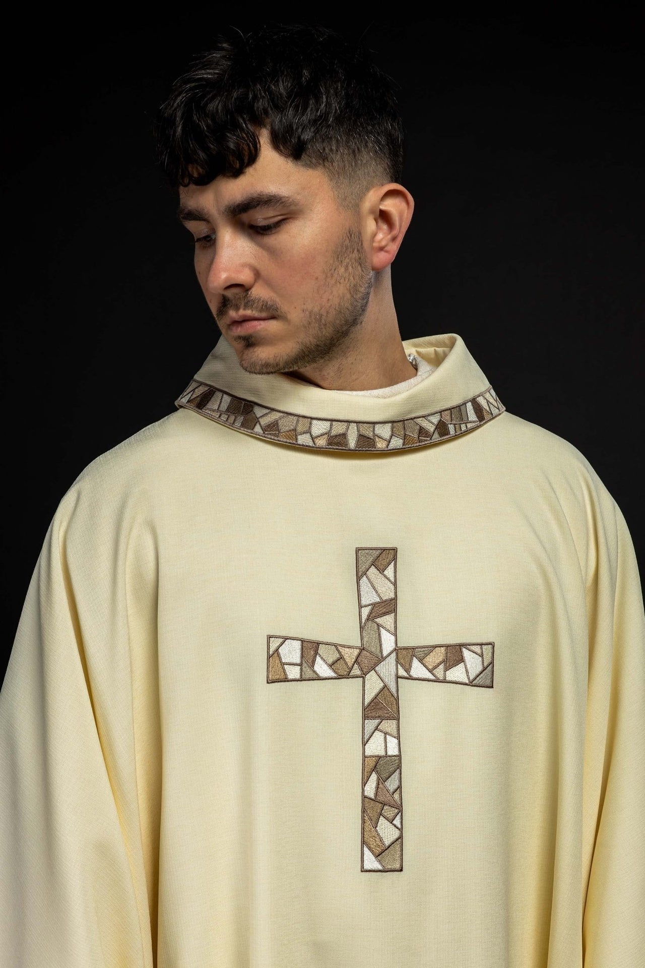 Ornat Liturgiczny Ecru z Haftowanym Krzyżem - Polski Producent - SZATYLITURGICZNE.PL