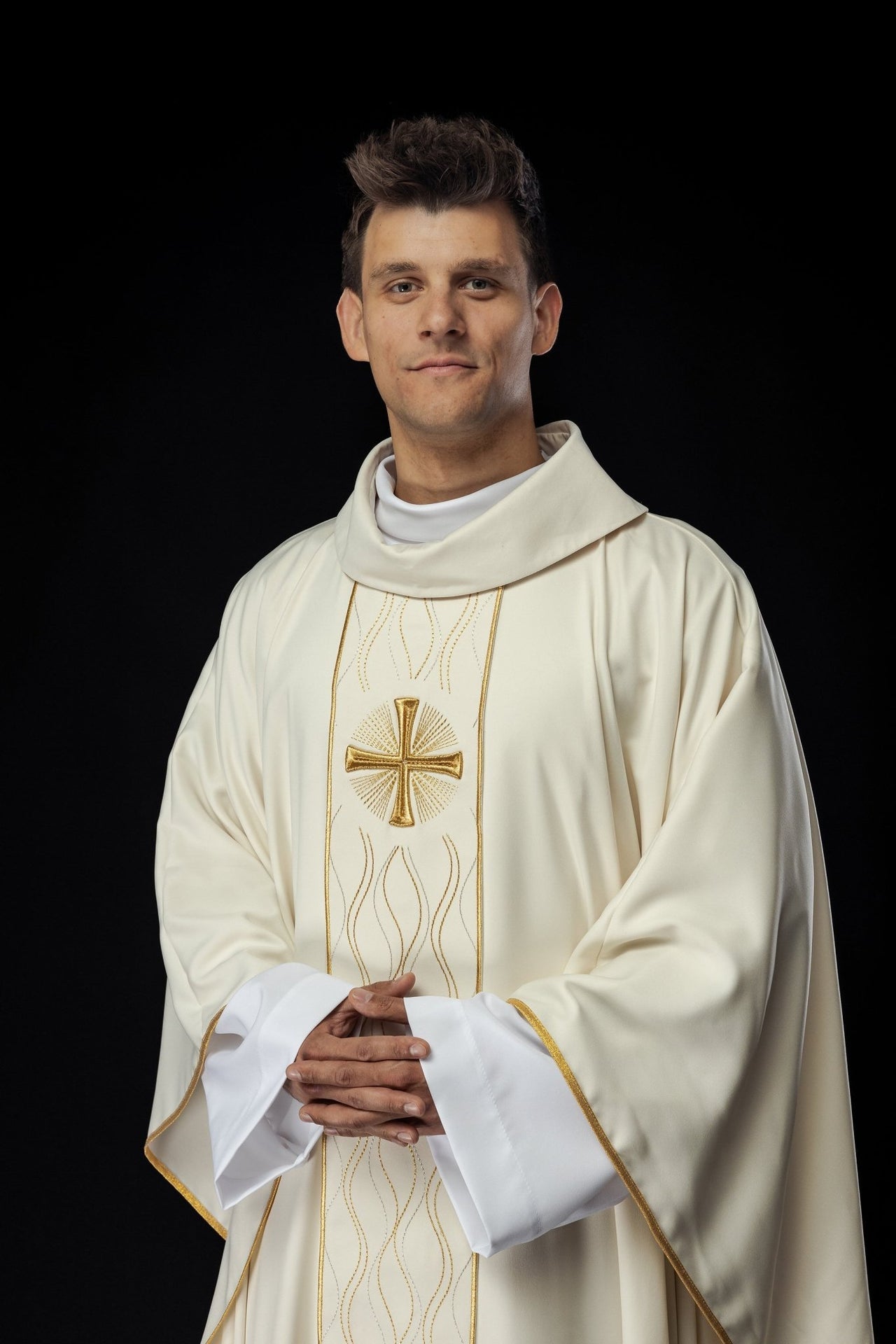 Ornat Liturgiczny Ecru z Haftowanym Krzyżem - Polski Producent - SZATYLITURGICZNE.PL