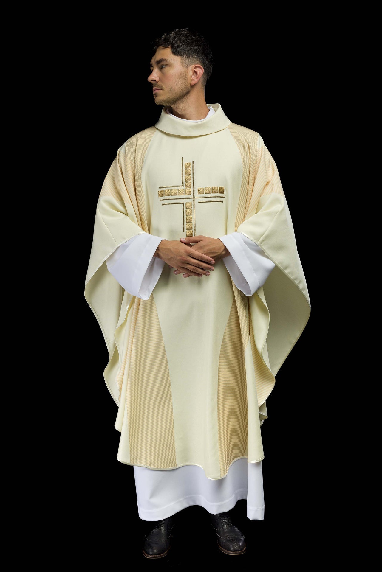 Ornat Liturgiczny Ecru z Haftowanym Krzyżem - Polski Producent - SZATYLITURGICZNE.PL
