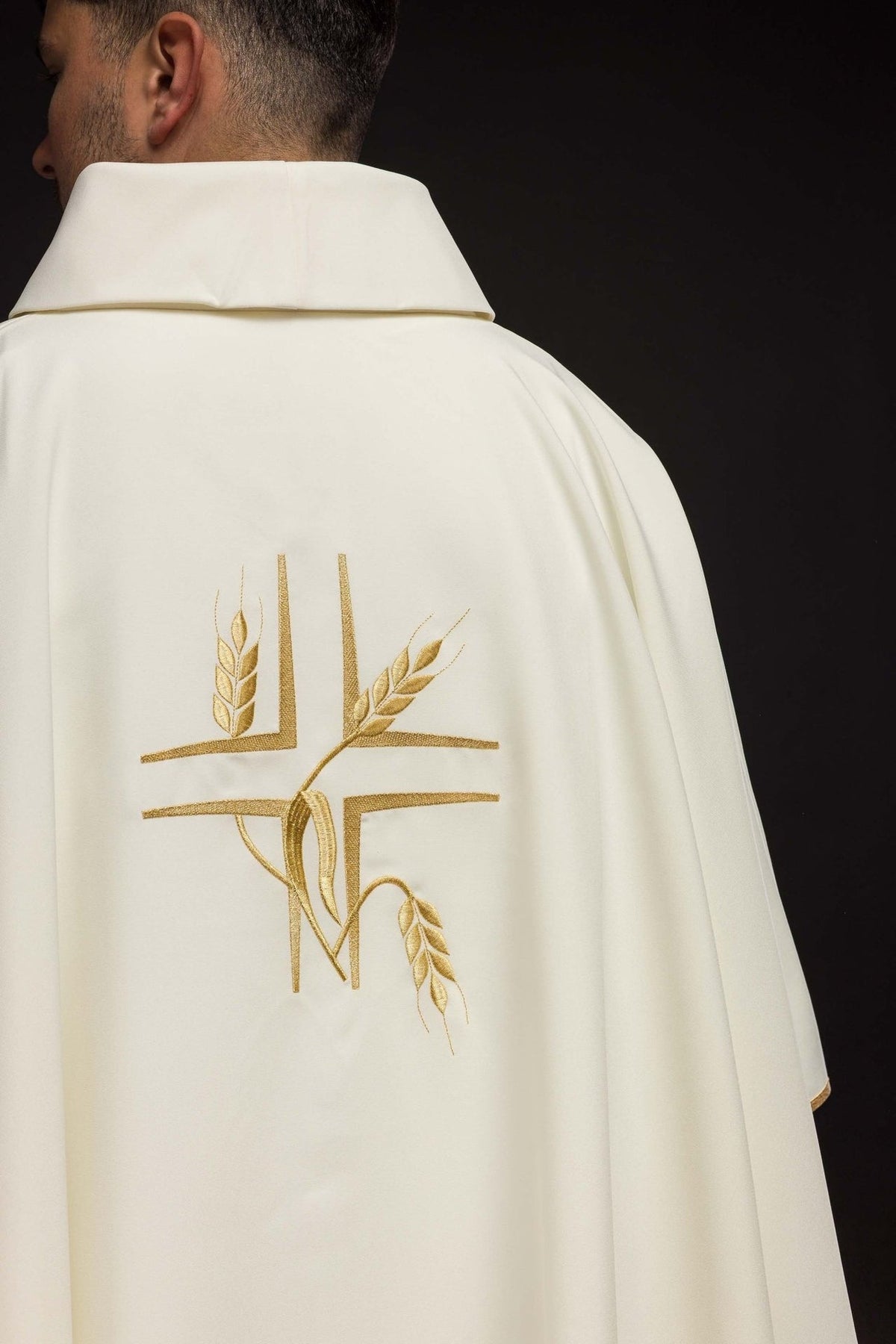 Ornat Liturgiczny Ecru z Haftowanym Krzyżem - Polski Producent - SZATYLITURGICZNE.PL