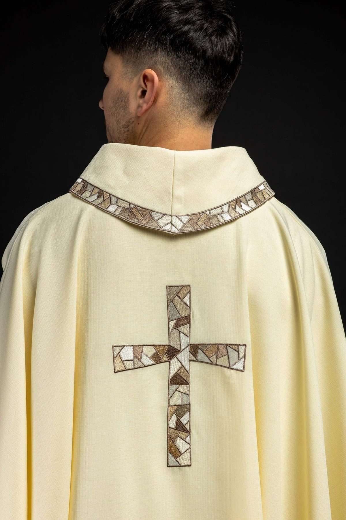 Ornat Liturgiczny Ecru z Haftowanym Krzyżem - Polski Producent - SZATYLITURGICZNE.PL