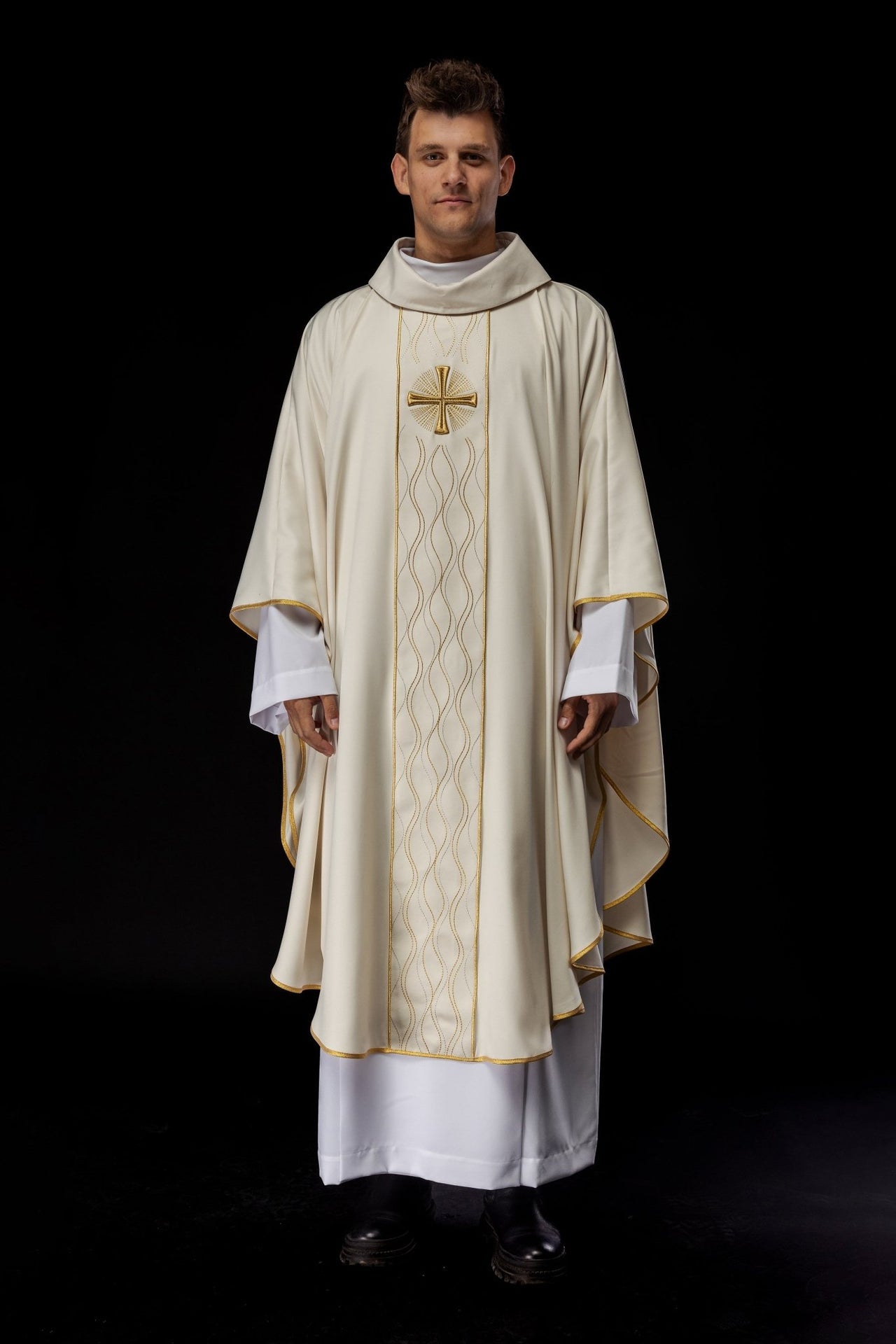 Ornat Liturgiczny Ecru z Haftowanym Krzyżem - Polski Producent - SZATYLITURGICZNE.PL