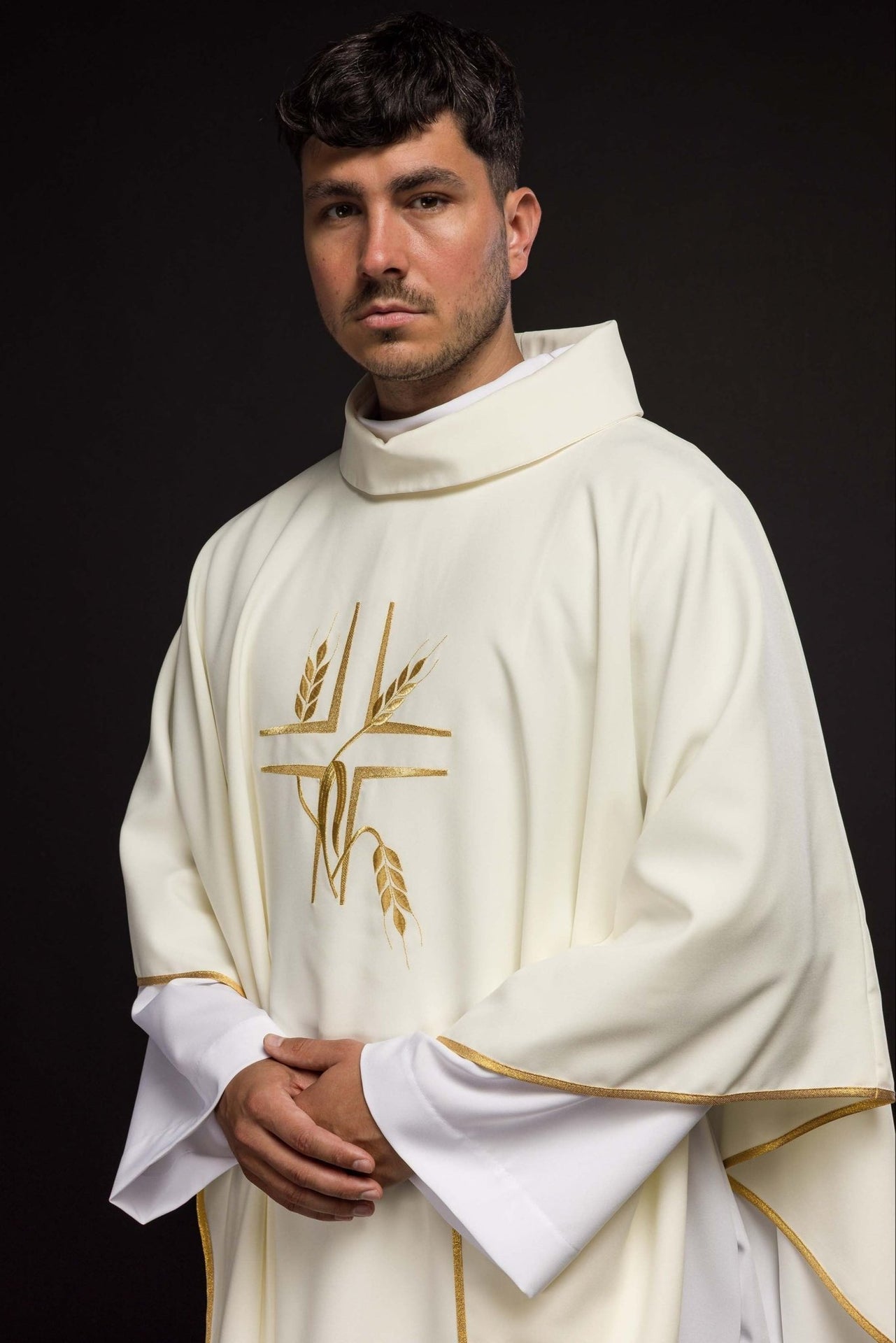 Ornat Liturgiczny Ecru z Haftowanym Krzyżem - Polski Producent - SZATYLITURGICZNE.PL