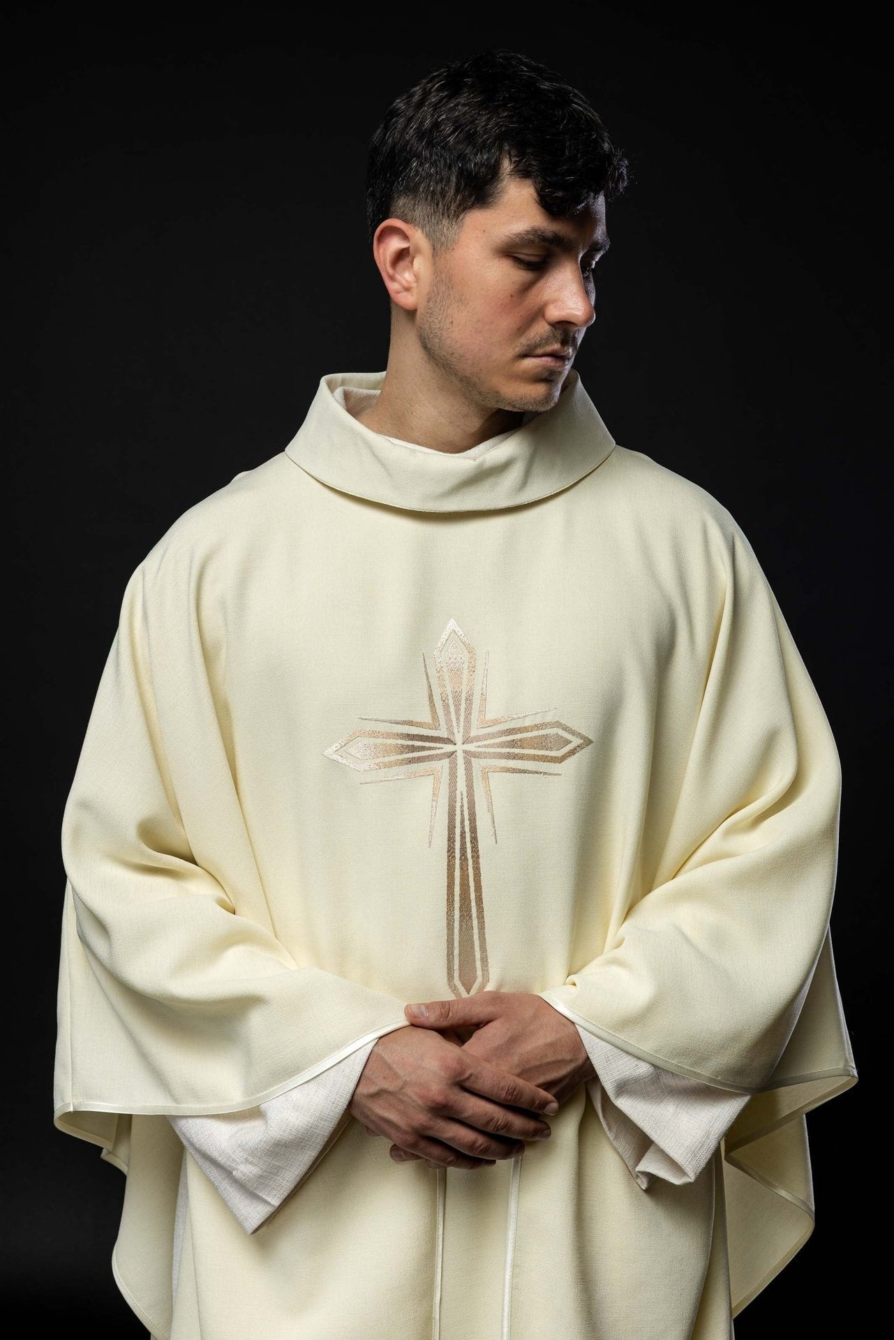Ornat Liturgiczny Ecru z Haftowanym Krzyżem - Polski Produkt - SZATYLITURGICZNE.PL