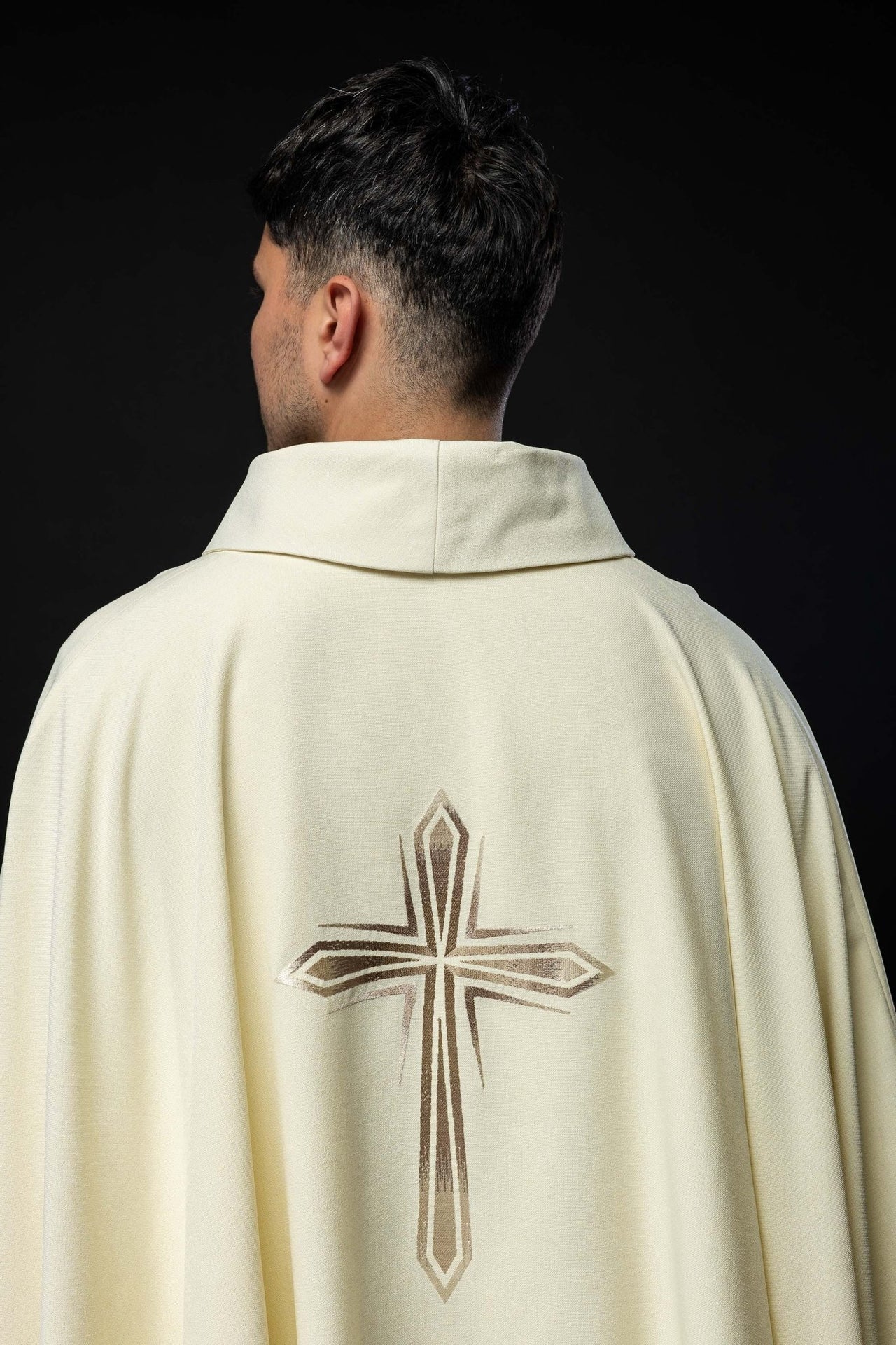 Ornat Liturgiczny Ecru z Haftowanym Krzyżem - Polski Produkt - SZATYLITURGICZNE.PL