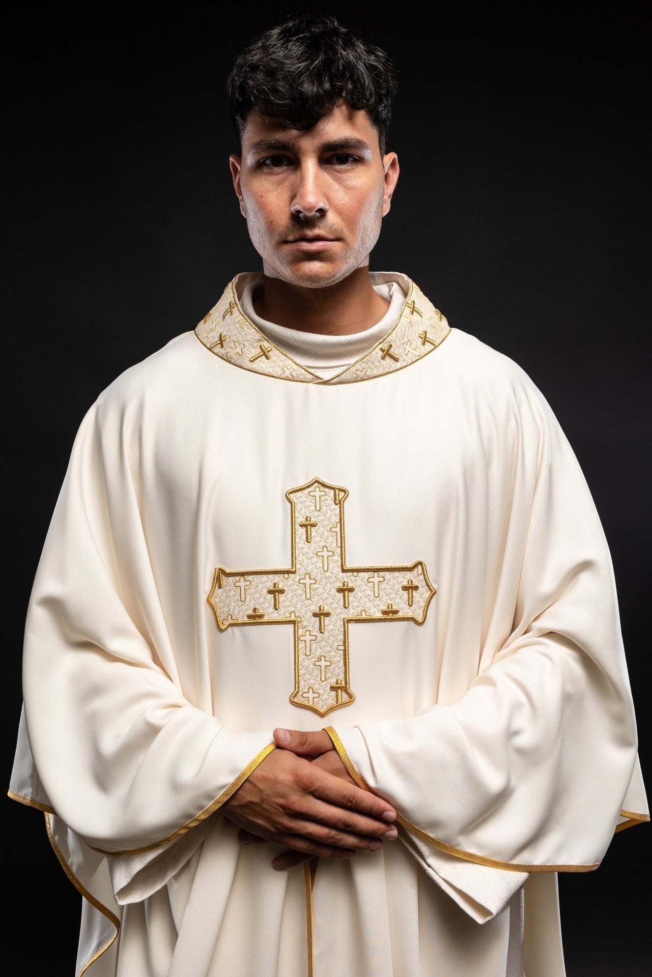 Ornat Liturgiczny Ecru z Haftowanym Krzyżem - Polski Produkt - SZATYLITURGICZNE.PL