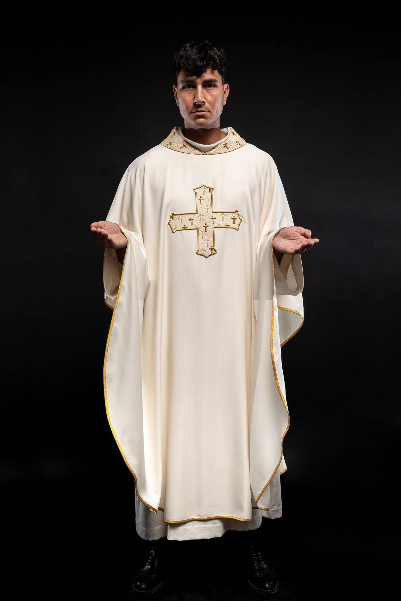 Ornat Liturgiczny Ecru z Haftowanym Krzyżem - Polski Produkt - SZATYLITURGICZNE.PL