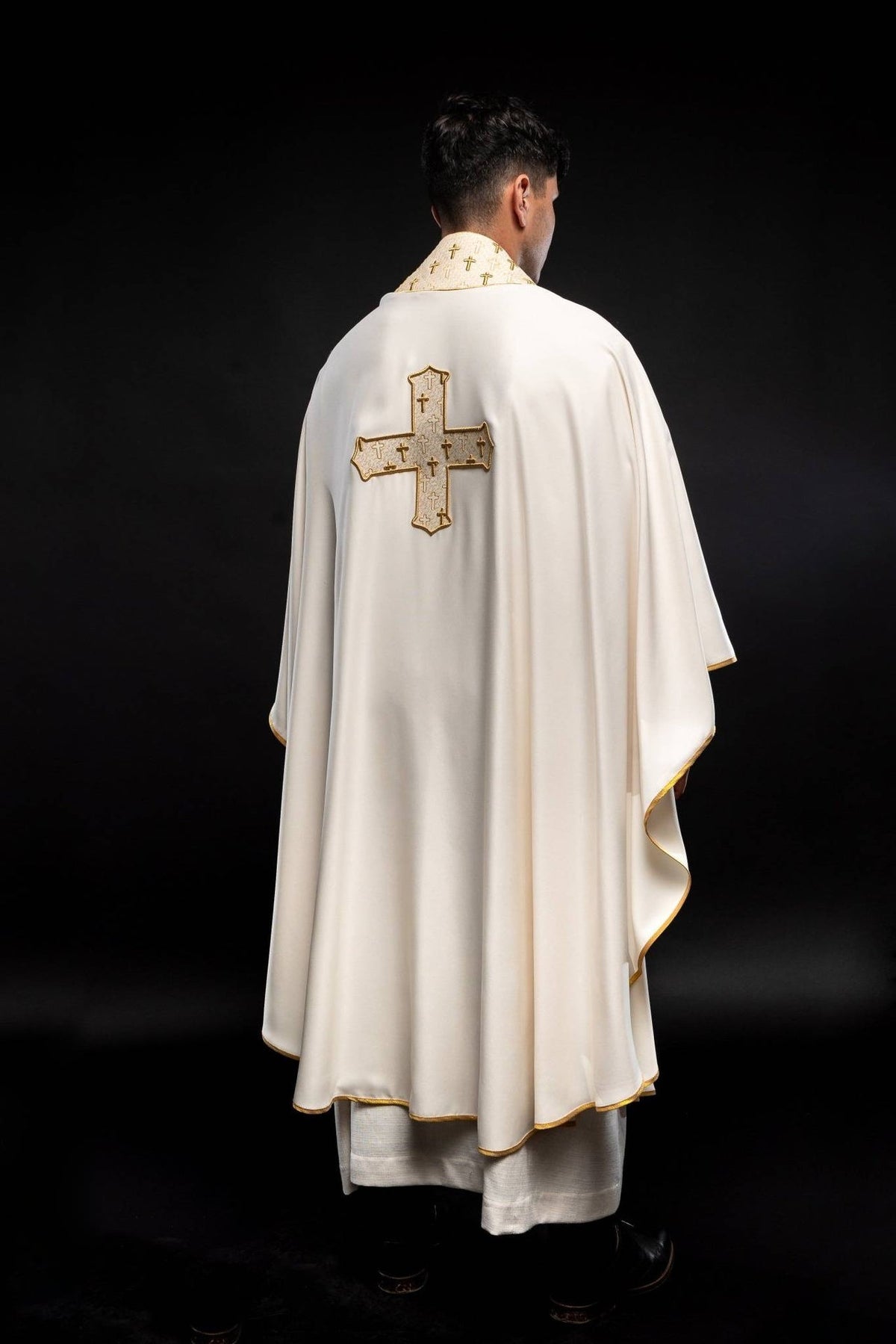 Ornat Liturgiczny Ecru z Haftowanym Krzyżem - Polski Produkt - SZATYLITURGICZNE.PL