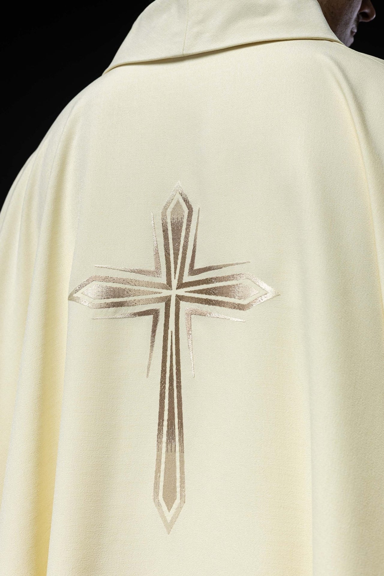Ornat Liturgiczny Ecru z Haftowanym Krzyżem - Polski Produkt - SZATYLITURGICZNE.PL