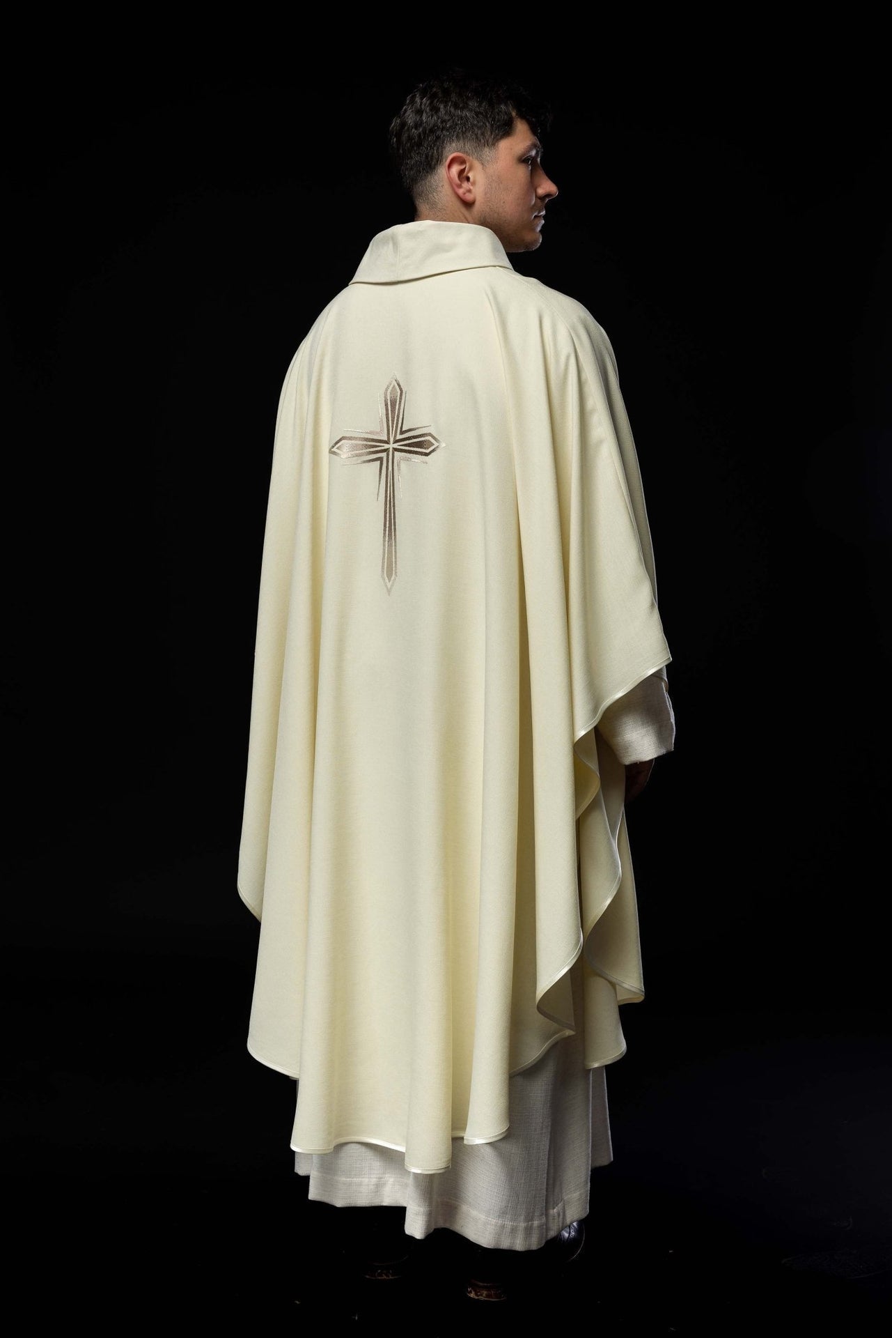 Ornat Liturgiczny Ecru z Haftowanym Krzyżem - Polski Produkt - SZATYLITURGICZNE.PL