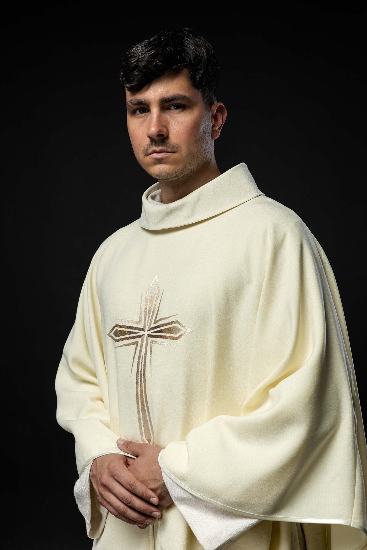 Ornat Liturgiczny Ecru z Haftowanym Krzyżem - Polski Produkt - SZATYLITURGICZNE.PL