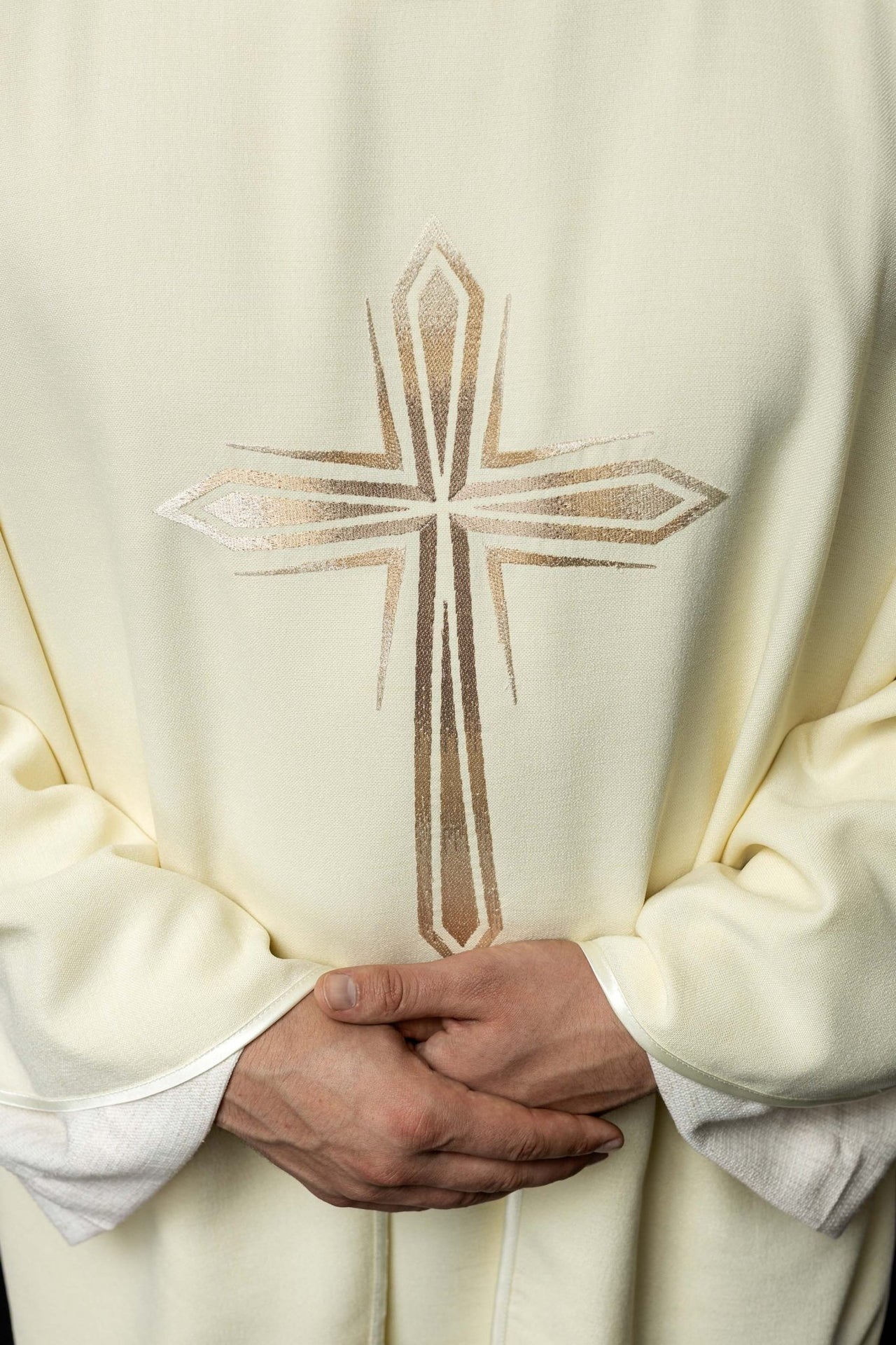 Ornat Liturgiczny Ecru z Haftowanym Krzyżem - Polski Produkt - SZATYLITURGICZNE.PL