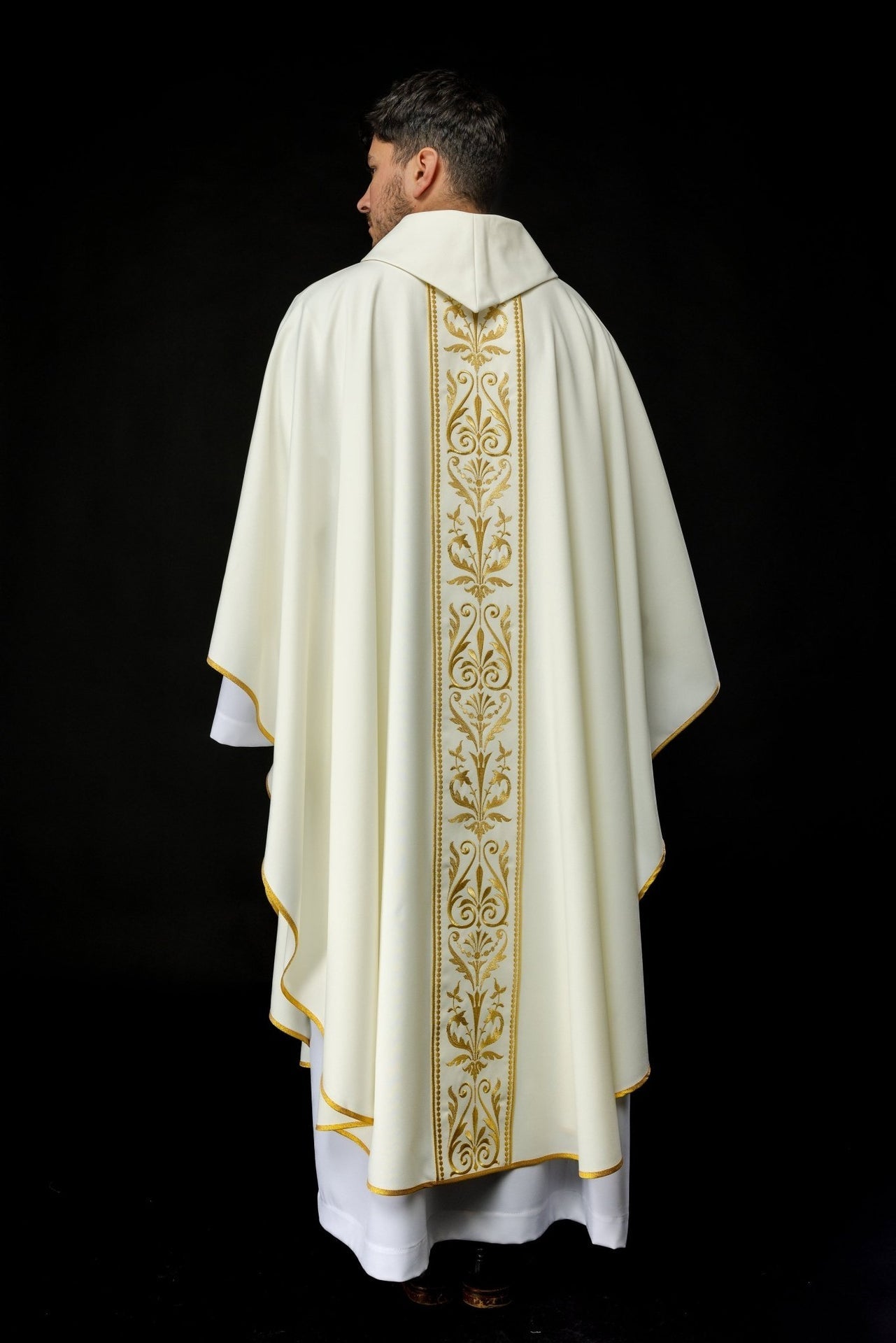 Ornat Liturgiczny Ecru z Haftowanym Pasem - Elegancki i Wygodny - SZATYLITURGICZNE.PL
