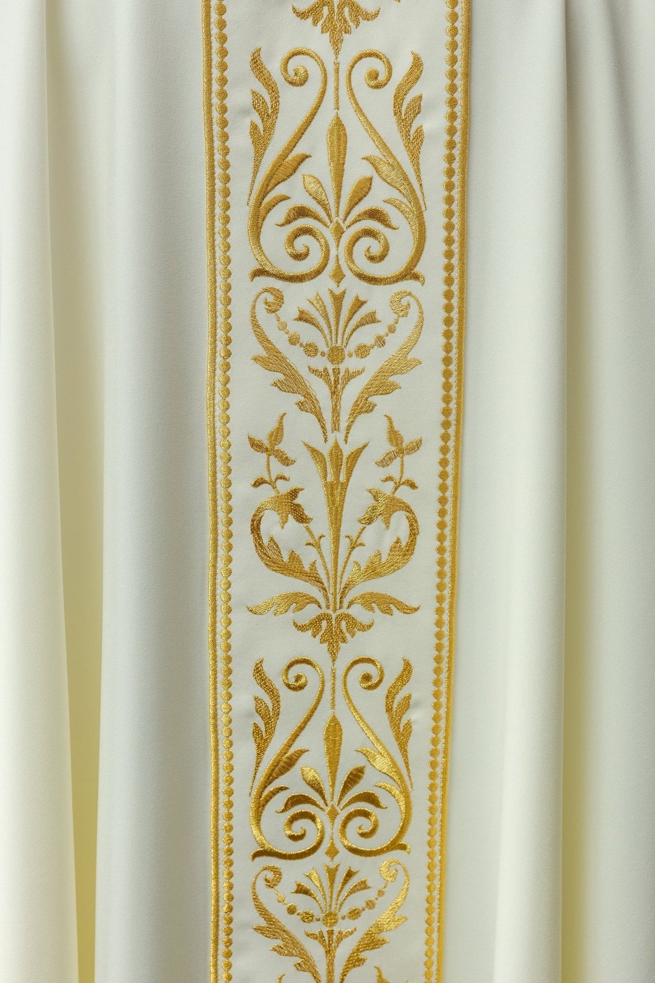 Ornat Liturgiczny Ecru z Haftowanym Pasem - Elegancki i Wygodny - SZATYLITURGICZNE.PL