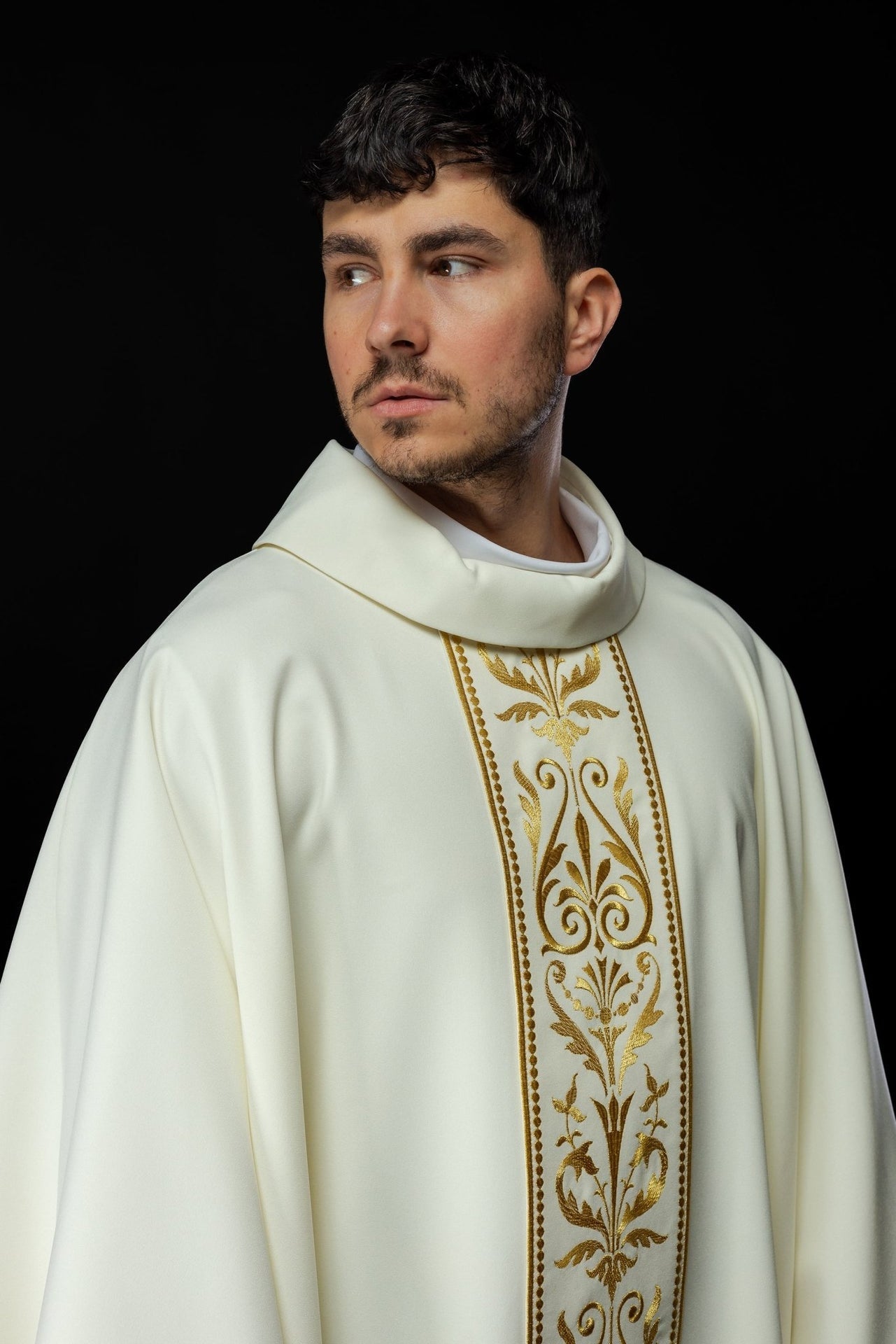 Ornat Liturgiczny Ecru z Haftowanym Pasem - Elegancki i Wygodny - SZATYLITURGICZNE.PL