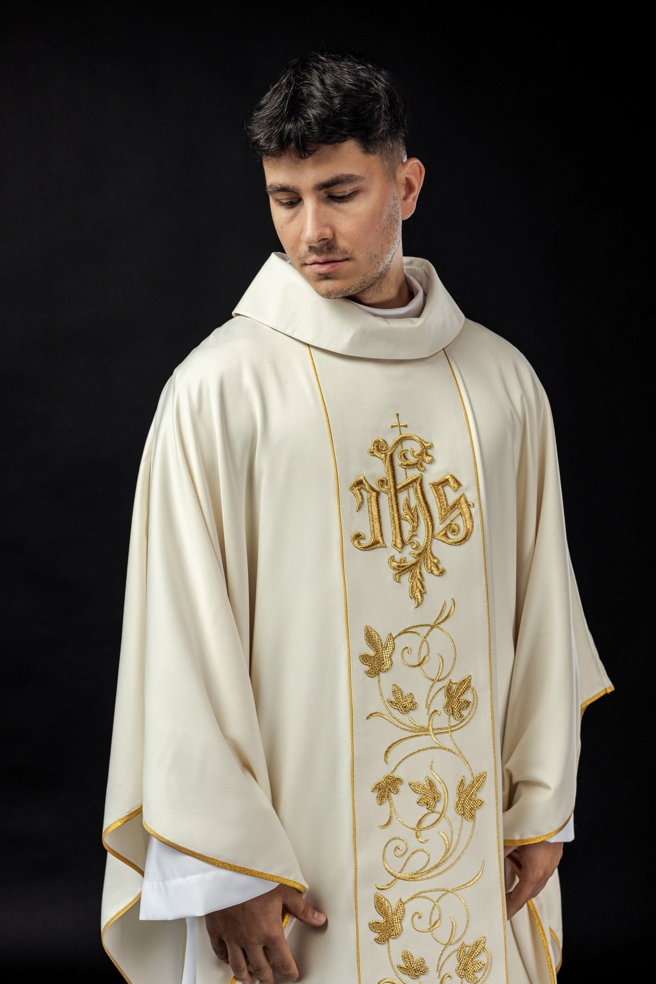 Ornat liturgiczny Ecru z haftowanym pasem florystycznym IHS - SZATYLITURGICZNE.PL