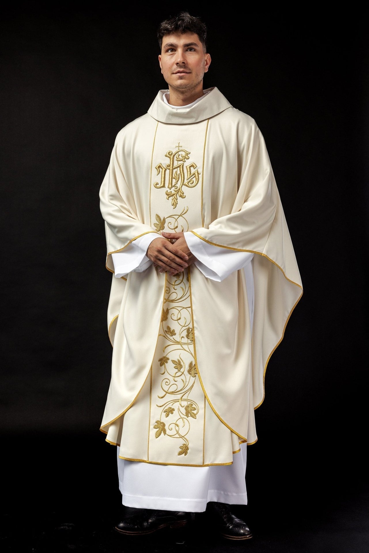 Ornat liturgiczny Ecru z haftowanym pasem florystycznym IHS - SZATYLITURGICZNE.PL