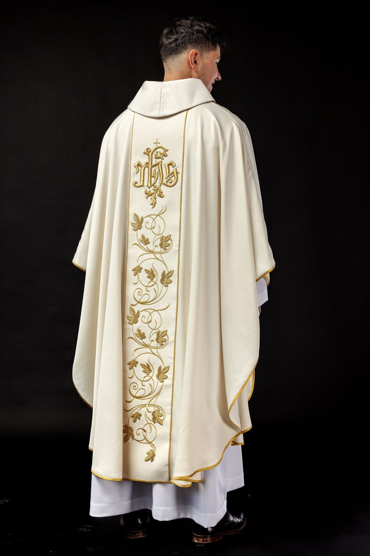 Ornat liturgiczny Ecru z haftowanym pasem florystycznym IHS - SZATYLITURGICZNE.PL