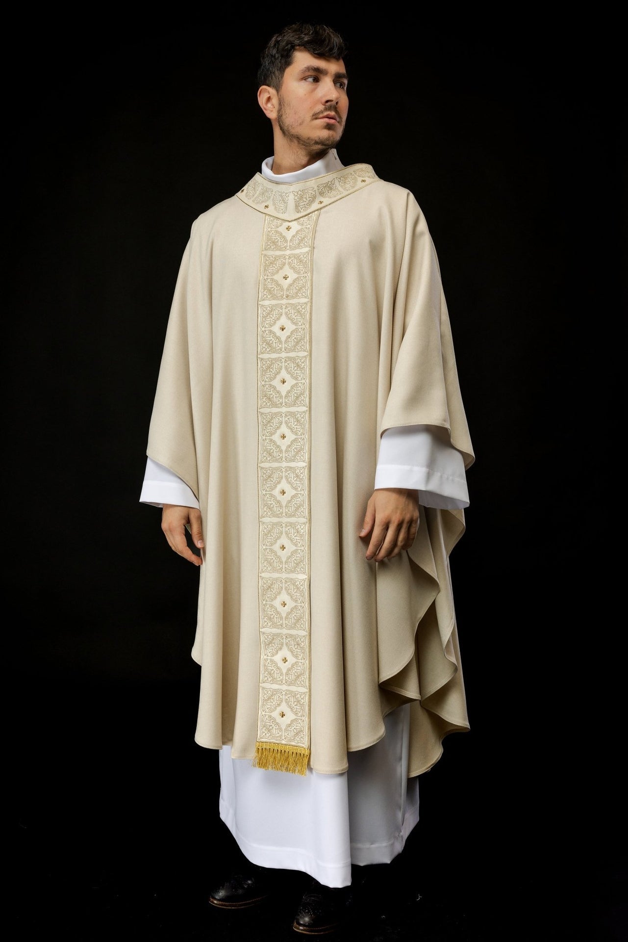 Ornat Liturgiczny Ecru z Haftowanym Pasem i Kołnierzem - Polski Produkt - SZATYLITURGICZNE.PL