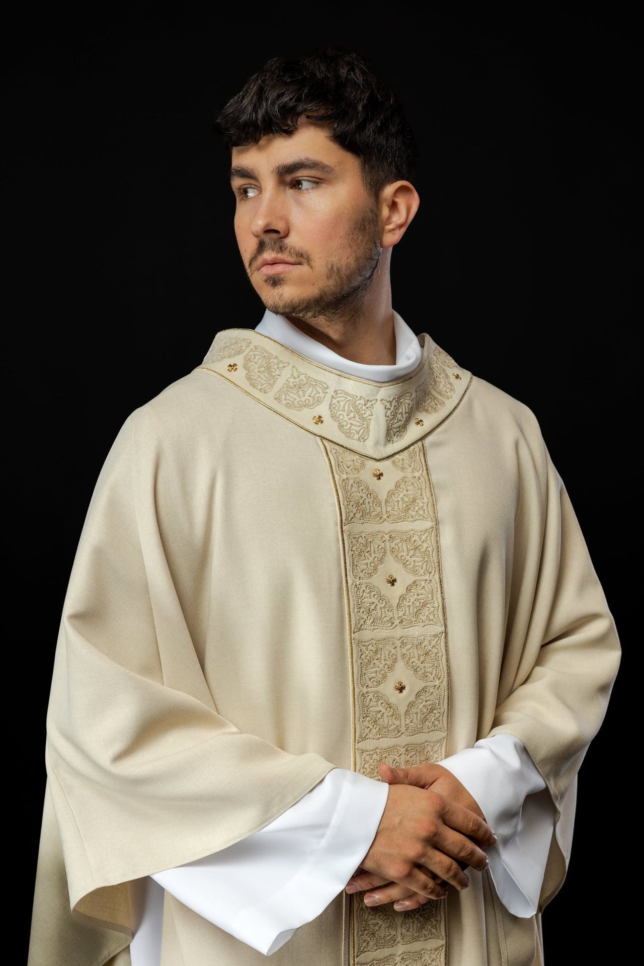 Ornat Liturgiczny Ecru z Haftowanym Pasem i Kołnierzem - Polski Produkt - SZATYLITURGICZNE.PL
