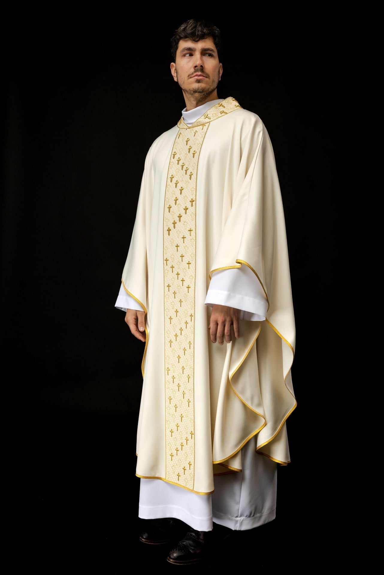 Ornat Liturgiczny Ecru z Haftowanym Pasem Krzyże - Polska Produkcja - SZATYLITURGICZNE.PL
