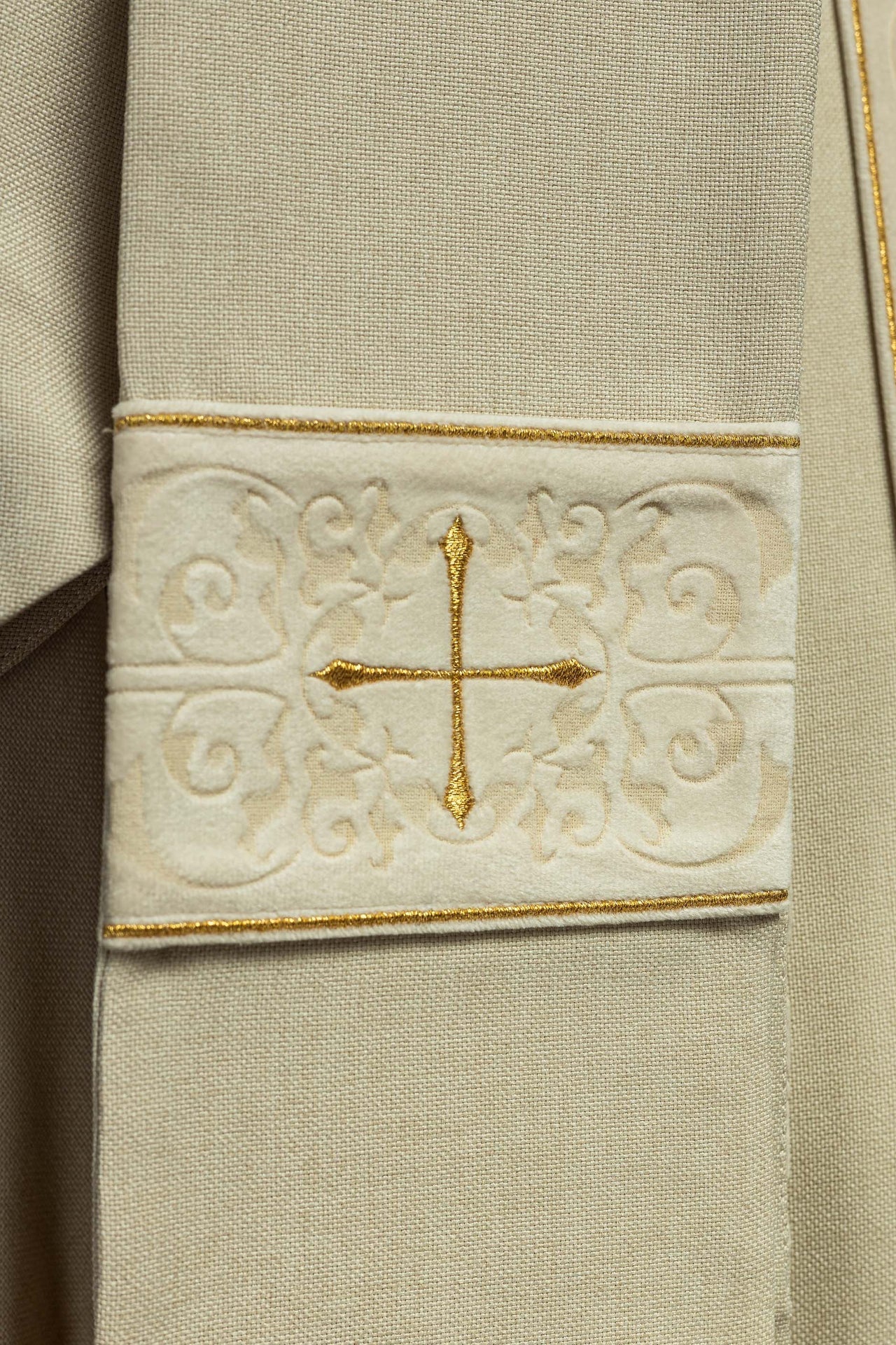 Ornat Liturgiczny Ecru z Haftowanym Pasem Krzyże - Polska Produkcja - SZATYLITURGICZNE.PL