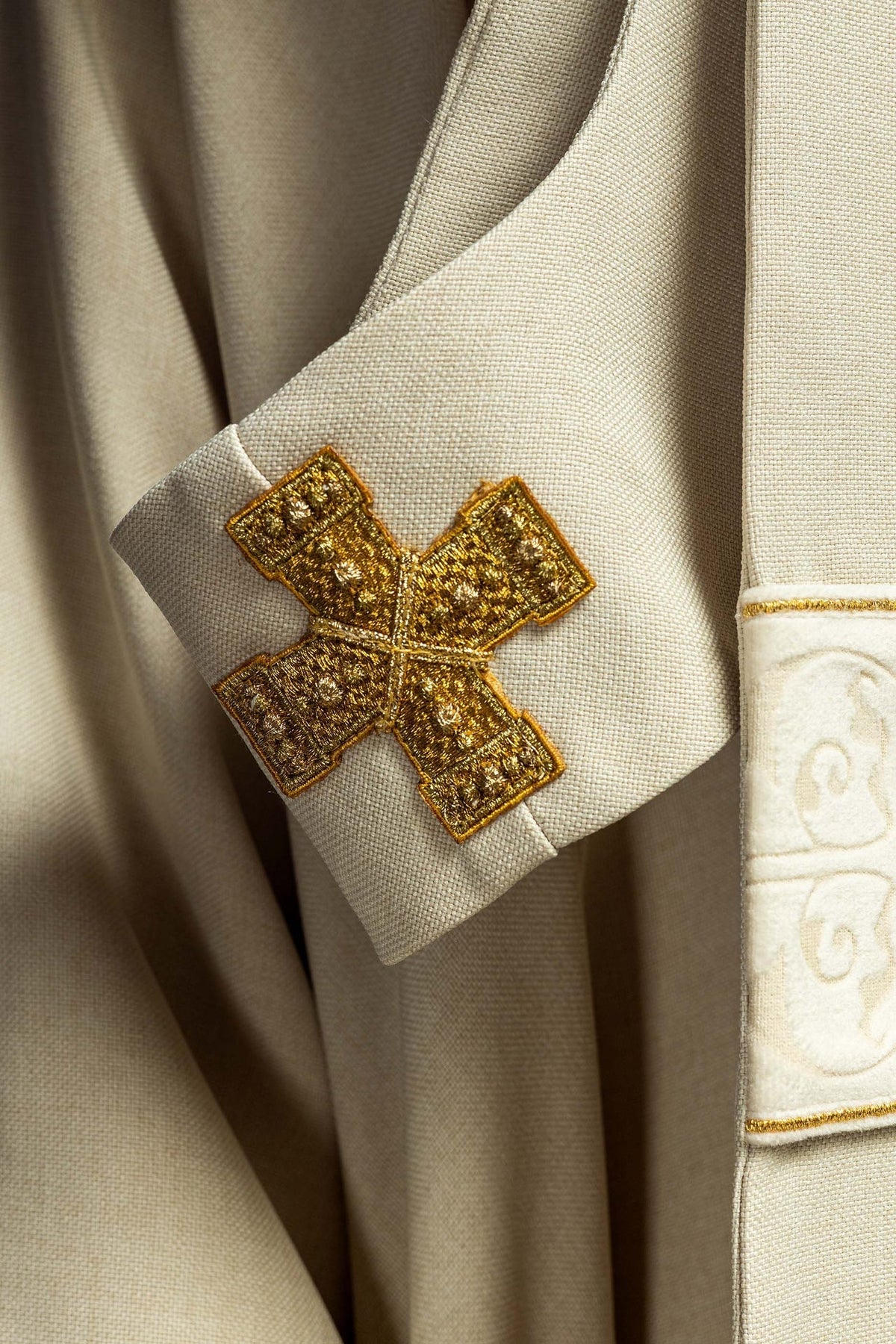 Ornat Liturgiczny Ecru z Haftowanym Pasem Krzyże - Polska Produkcja - SZATYLITURGICZNE.PL