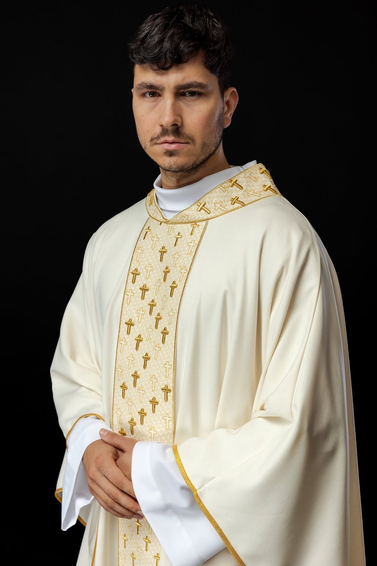 Ornat Liturgiczny Ecru z Haftowanym Pasem Krzyże - Polska Produkcja - SZATYLITURGICZNE.PL