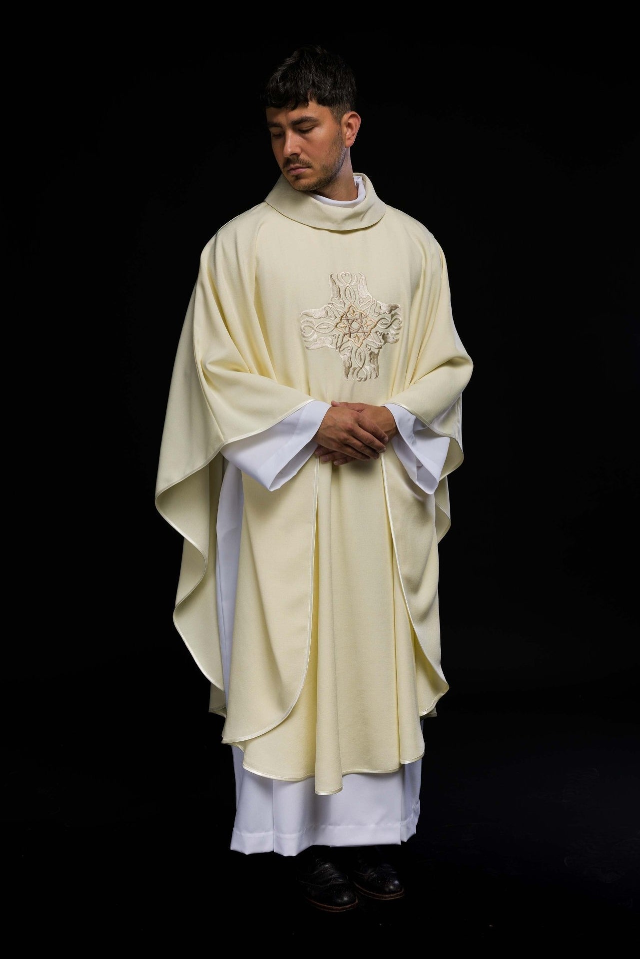 Ornat Liturgiczny Ecru z Haftowanym Złotym Krzyżem - SZATYLITURGICZNE.PL