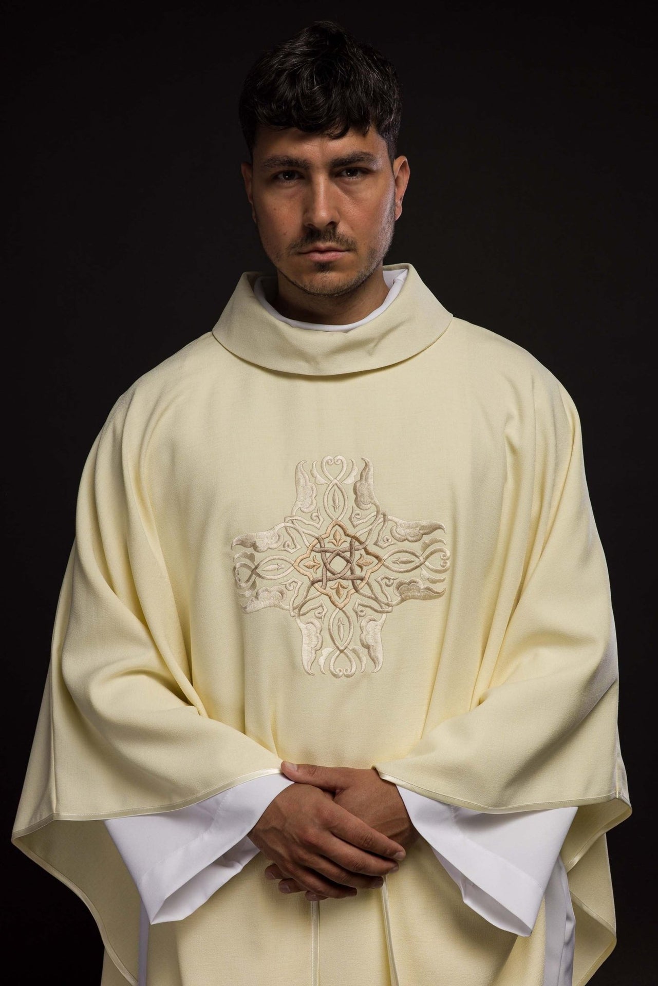 Ornat Liturgiczny Ecru z Haftowanym Złotym Krzyżem - SZATYLITURGICZNE.PL