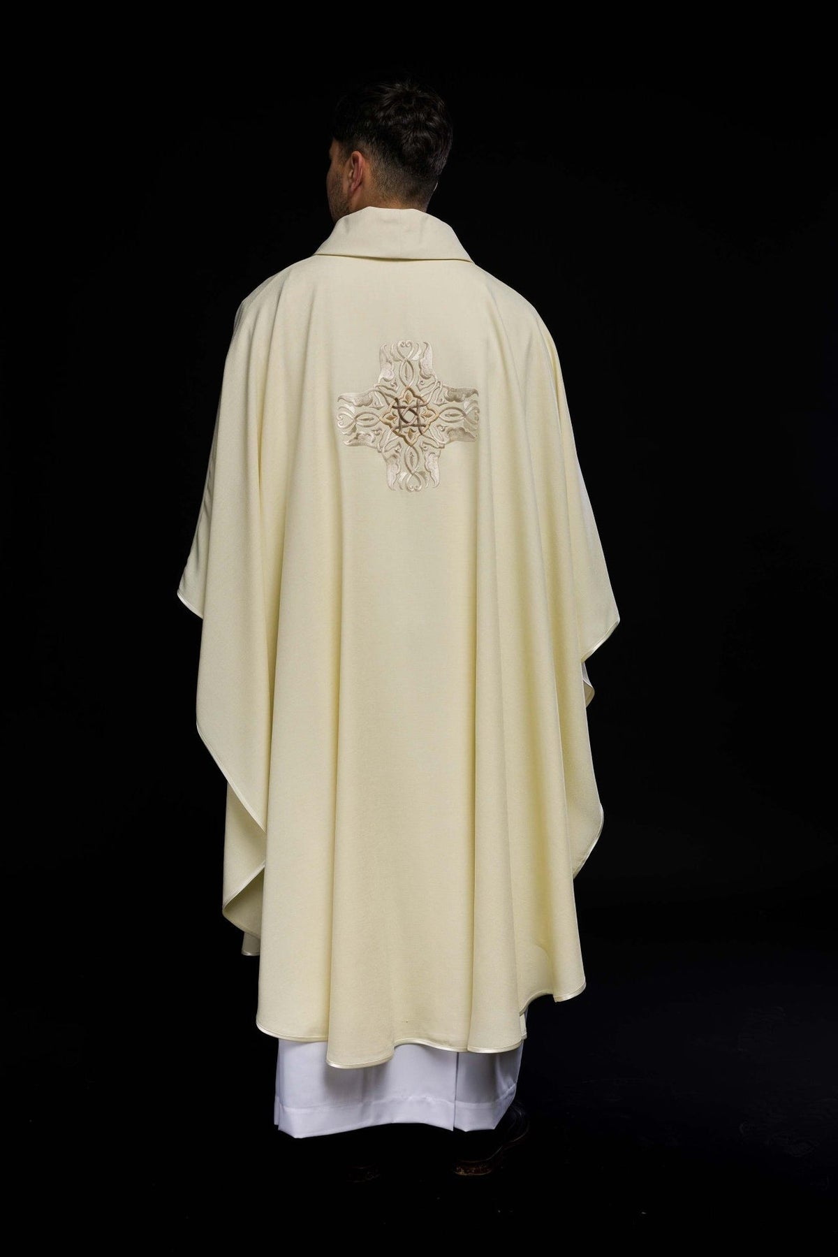 Ornat Liturgiczny Ecru z Haftowanym Złotym Krzyżem - SZATYLITURGICZNE.PL