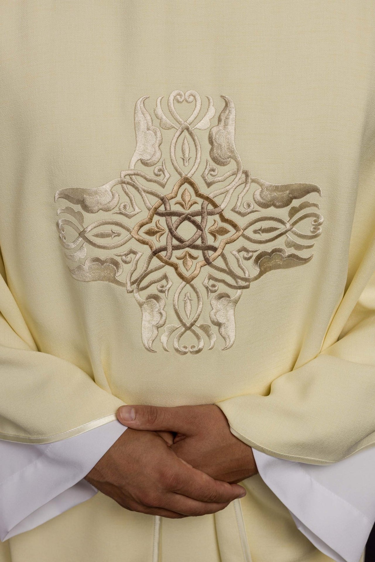 Ornat Liturgiczny Ecru z Haftowanym Złotym Krzyżem - SZATYLITURGICZNE.PL