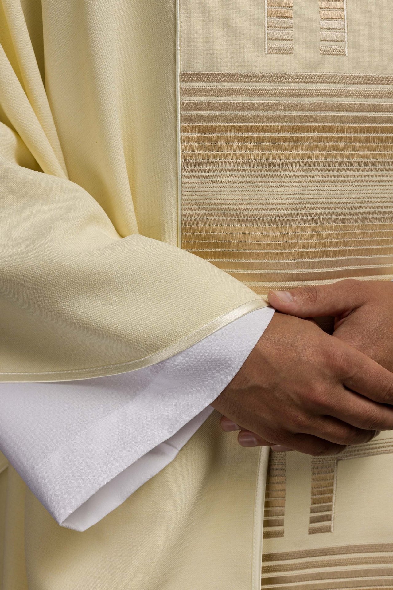 Ornat Liturgiczny Ecru z Haftowanymi Krzyżami - Elegancki Strój Kapłański - SZATYLITURGICZNE.PL