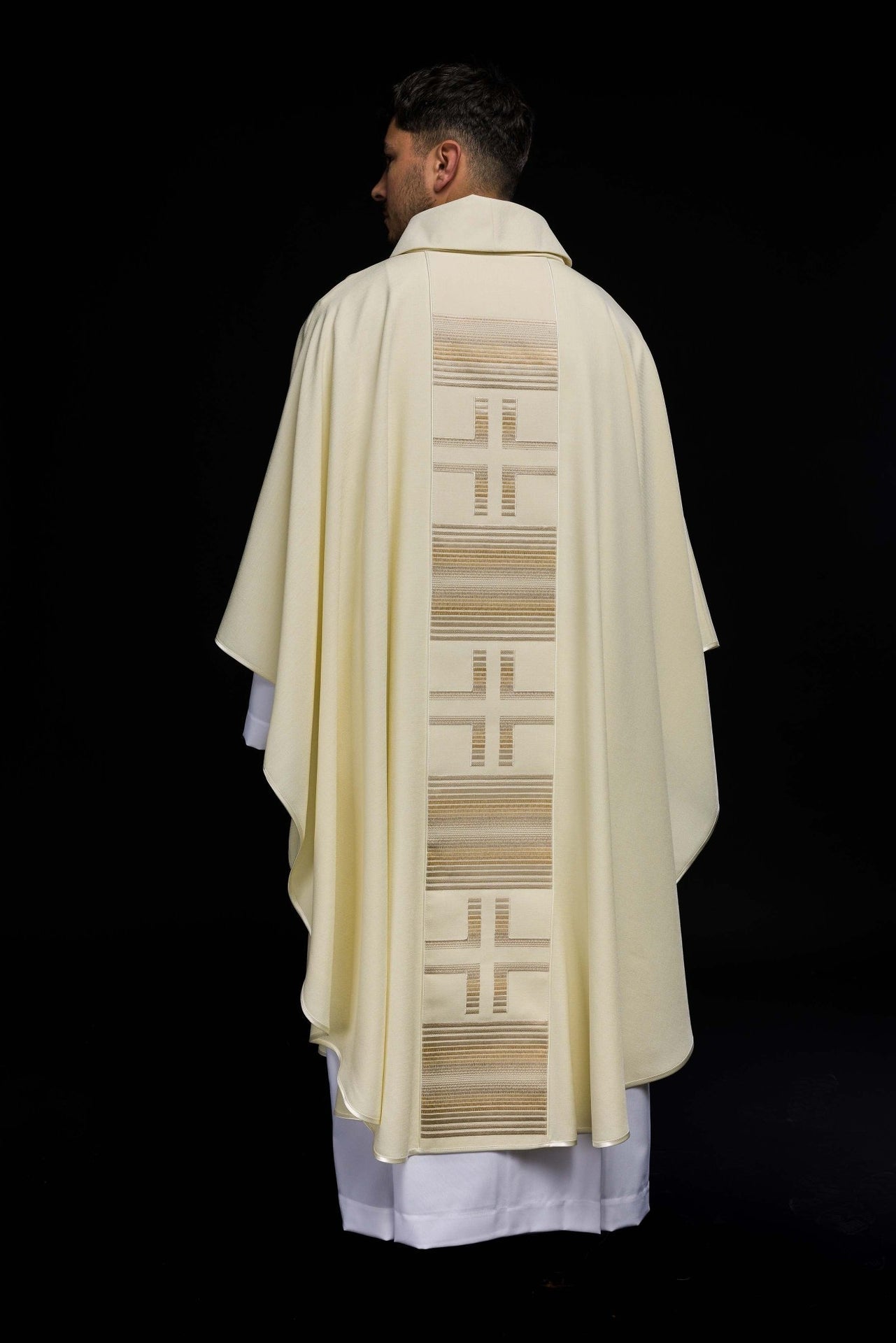 Ornat Liturgiczny Ecru z Haftowanymi Krzyżami - Elegancki Strój Kapłański - SZATYLITURGICZNE.PL