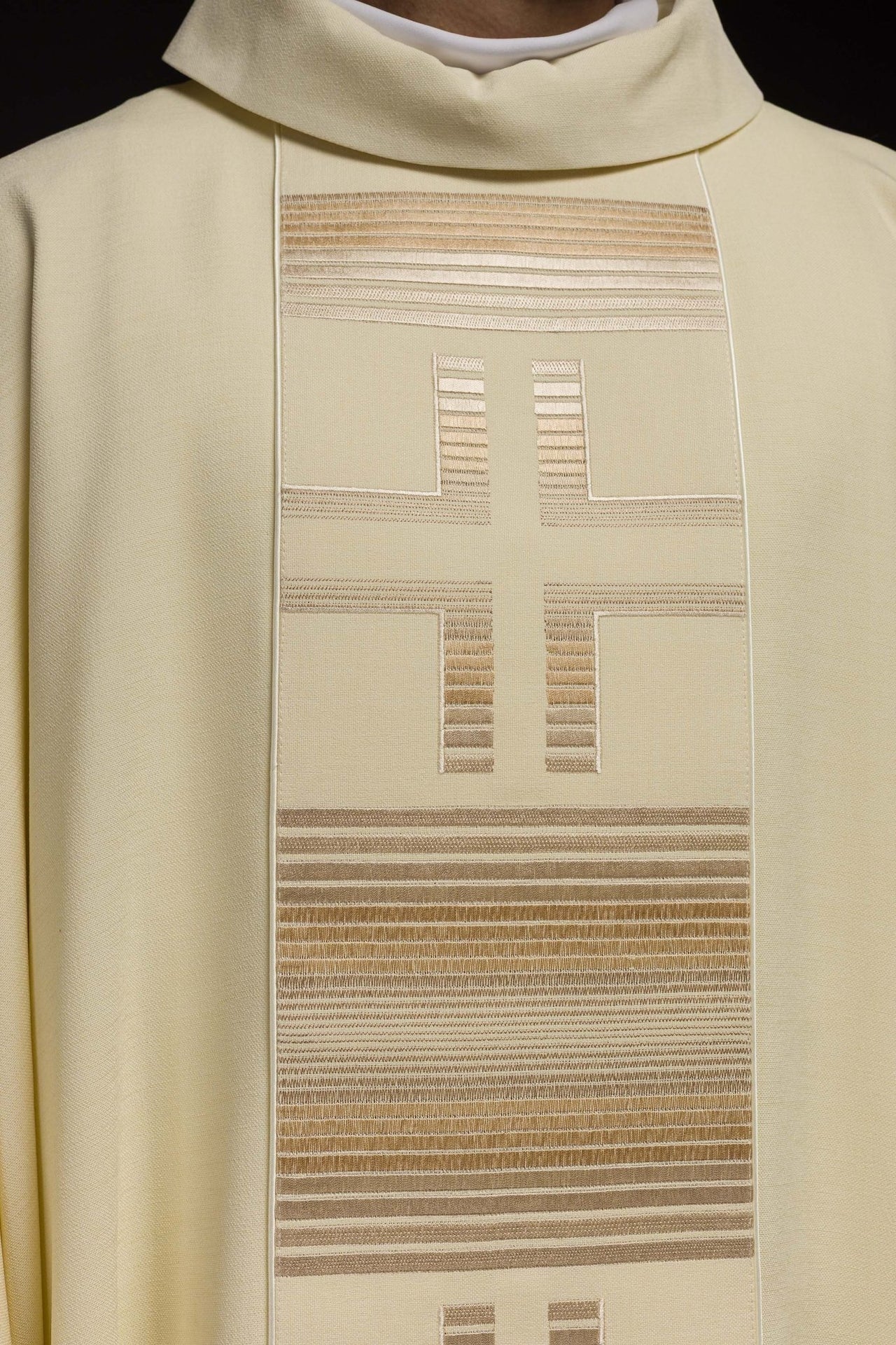 Ornat Liturgiczny Ecru z Haftowanymi Krzyżami - Elegancki Strój Kapłański - SZATYLITURGICZNE.PL