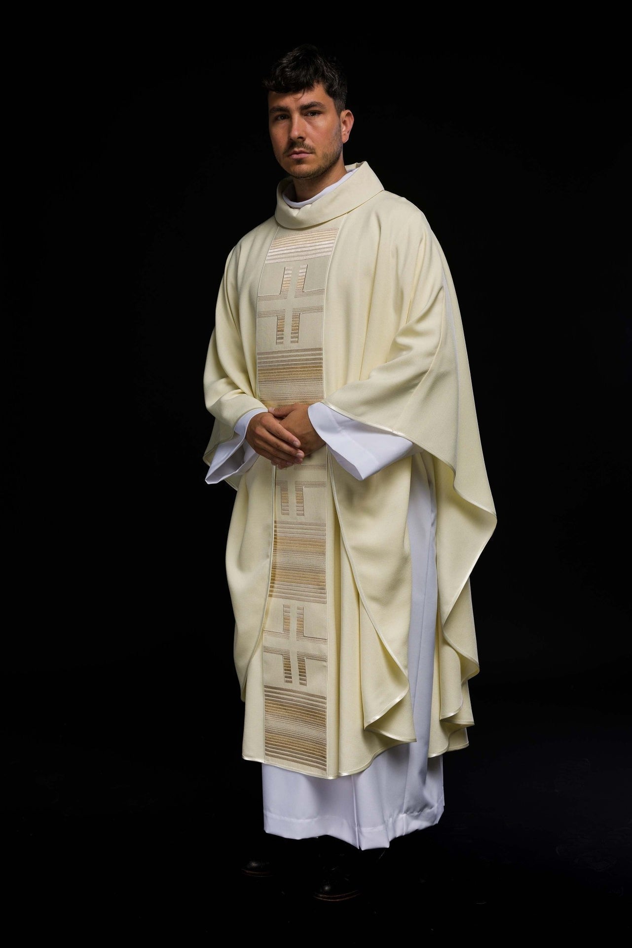 Ornat Liturgiczny Ecru z Haftowanymi Krzyżami - Elegancki Strój Kapłański - SZATYLITURGICZNE.PL