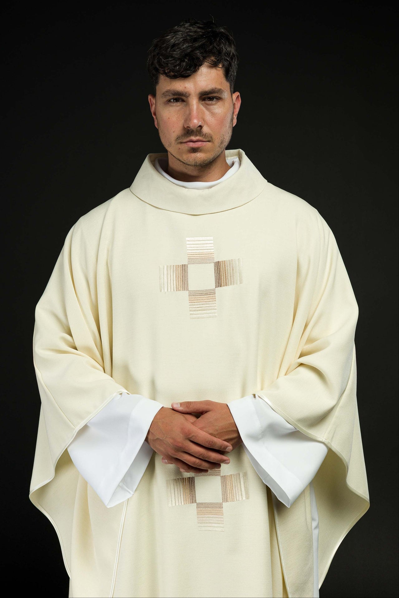 Ornat Liturgiczny Ecru z Haftowanymi Krzyżami - Komplet ze Stułą - SZATYLITURGICZNE.PL