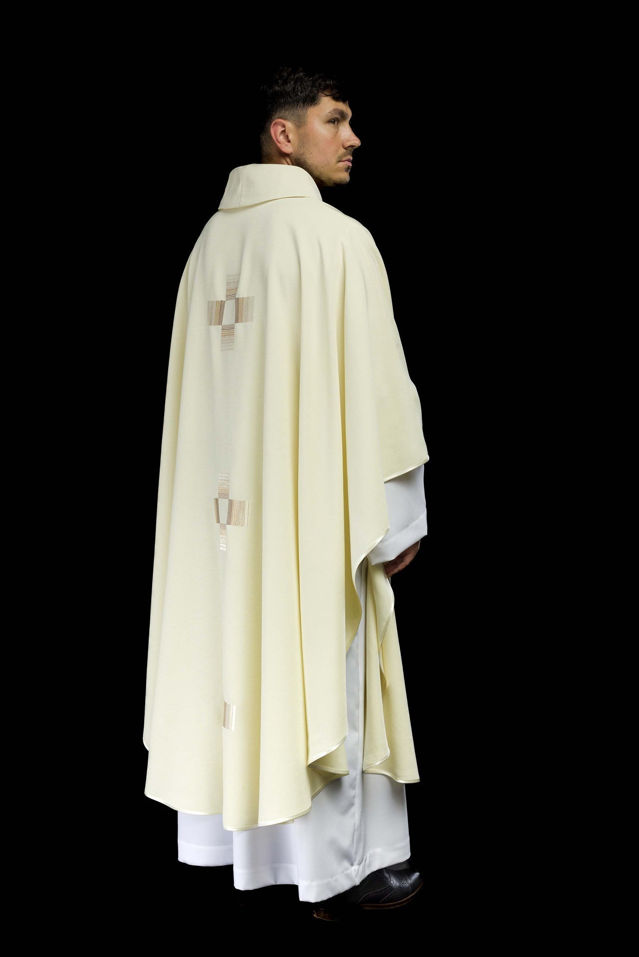 Ornat Liturgiczny Ecru z Haftowanymi Krzyżami - Komplet ze Stułą - SZATYLITURGICZNE.PL